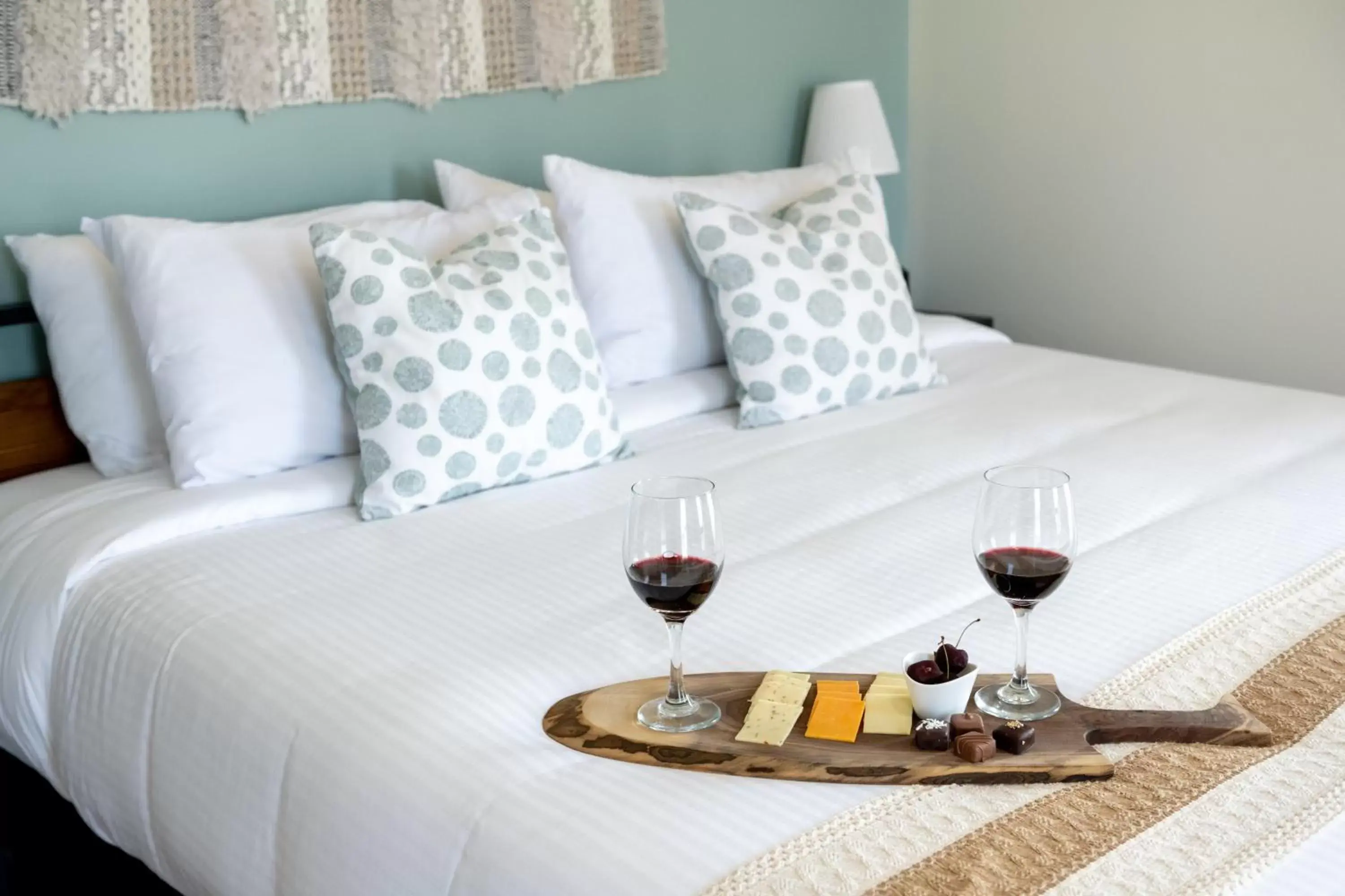 Food and drinks, Bed in Pepperell Place Inn Inc.