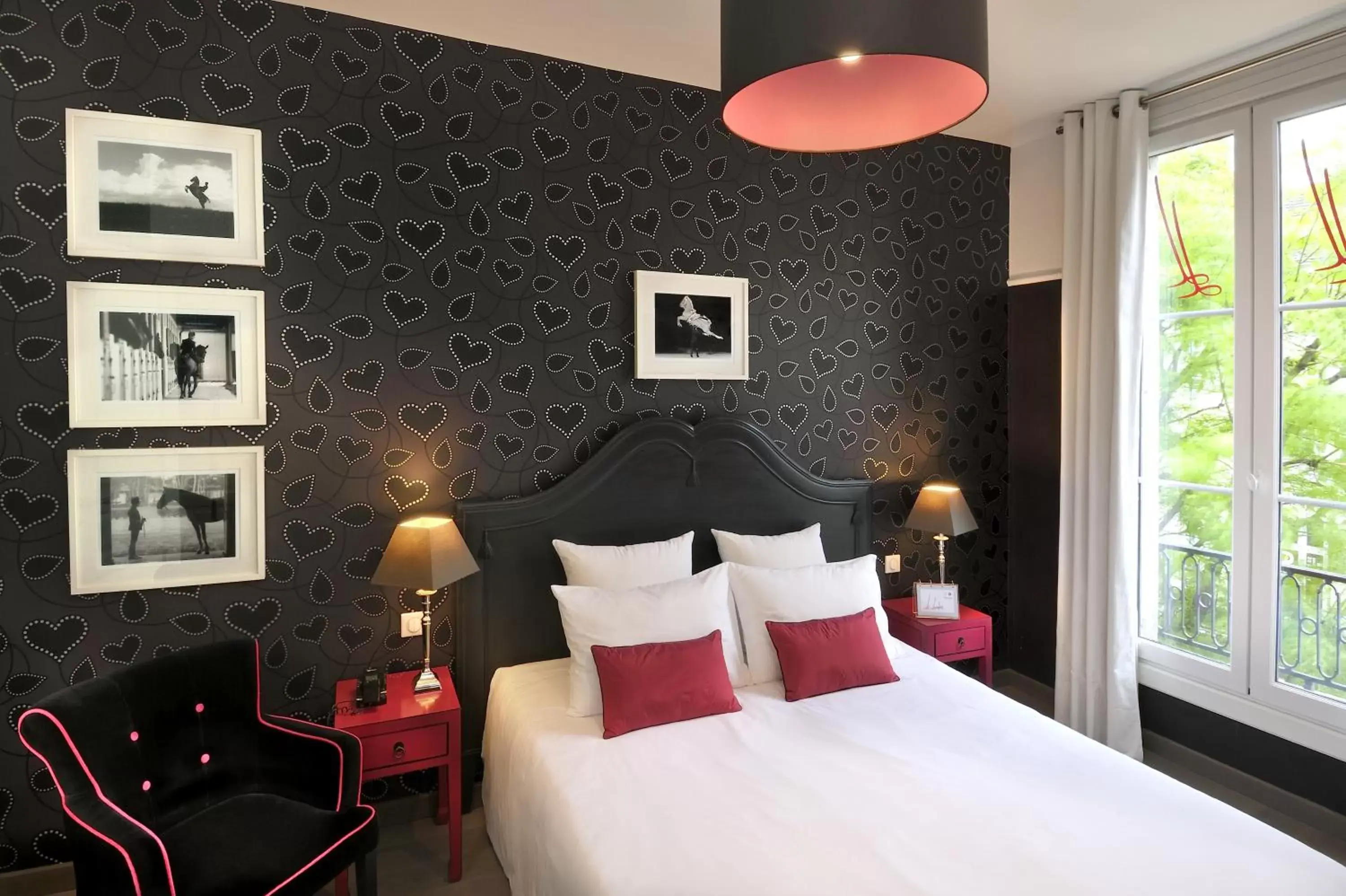 Photo of the whole room, Bed in The Originals Boutique, Hôtel Le Londres, Saumur (Qualys-Hotel)
