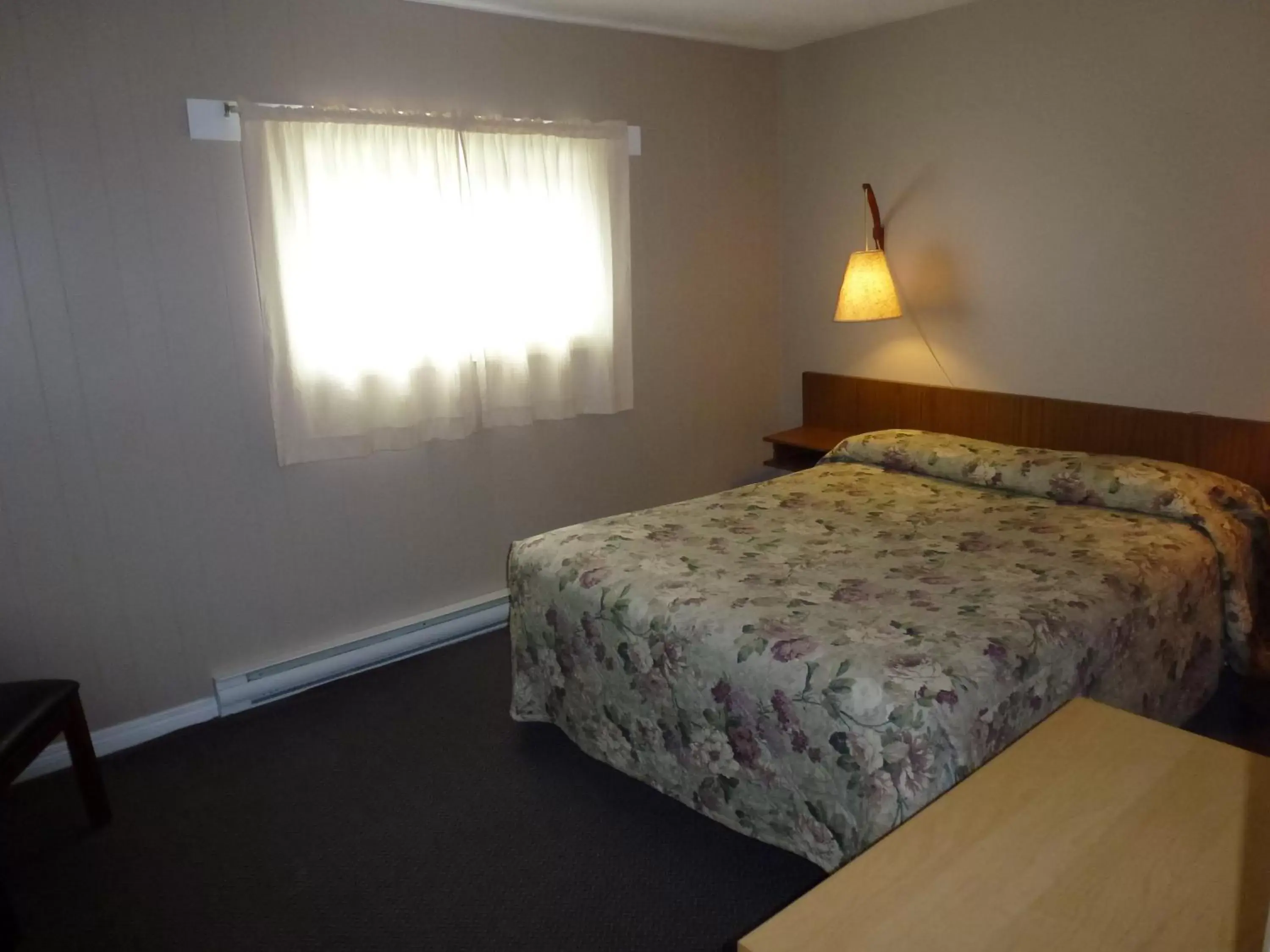 Bedroom, Bed in Apple Tree Inn