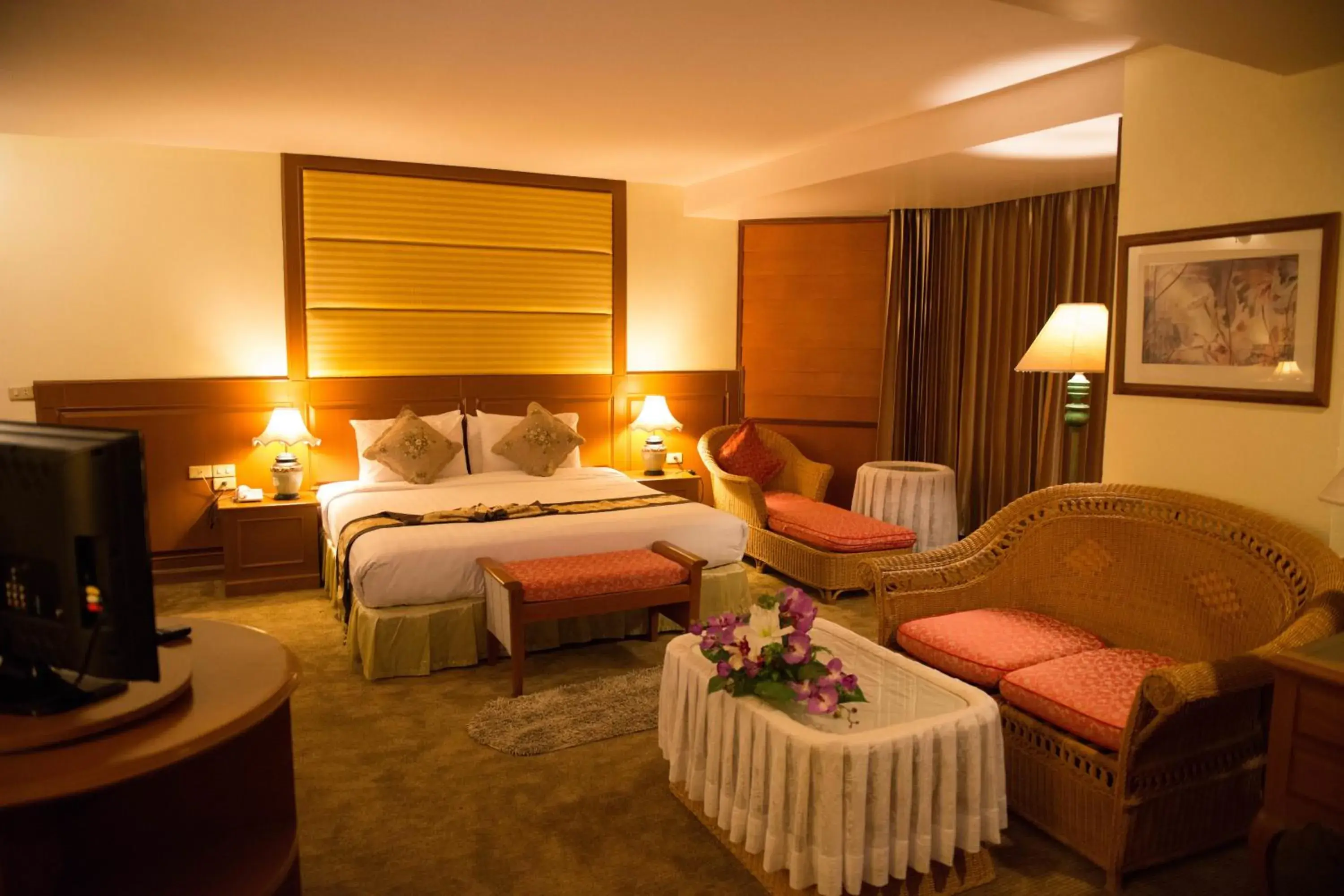 Seating area, Bed in Phayao Gateway Hotel