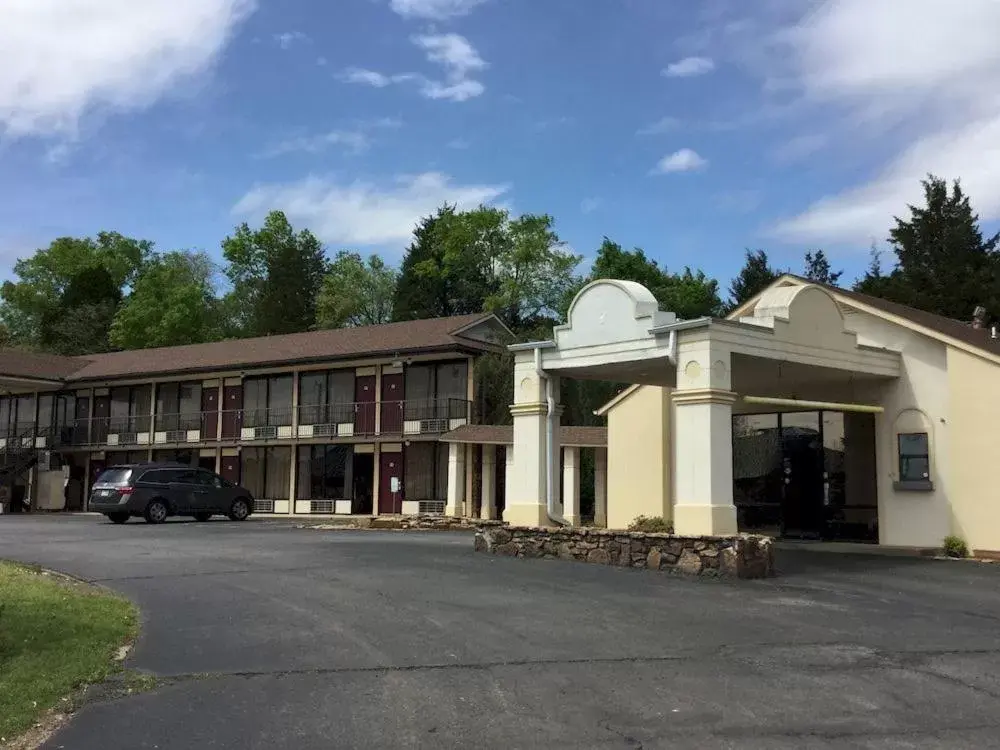 Property Building in Sunset Inn Clarksville