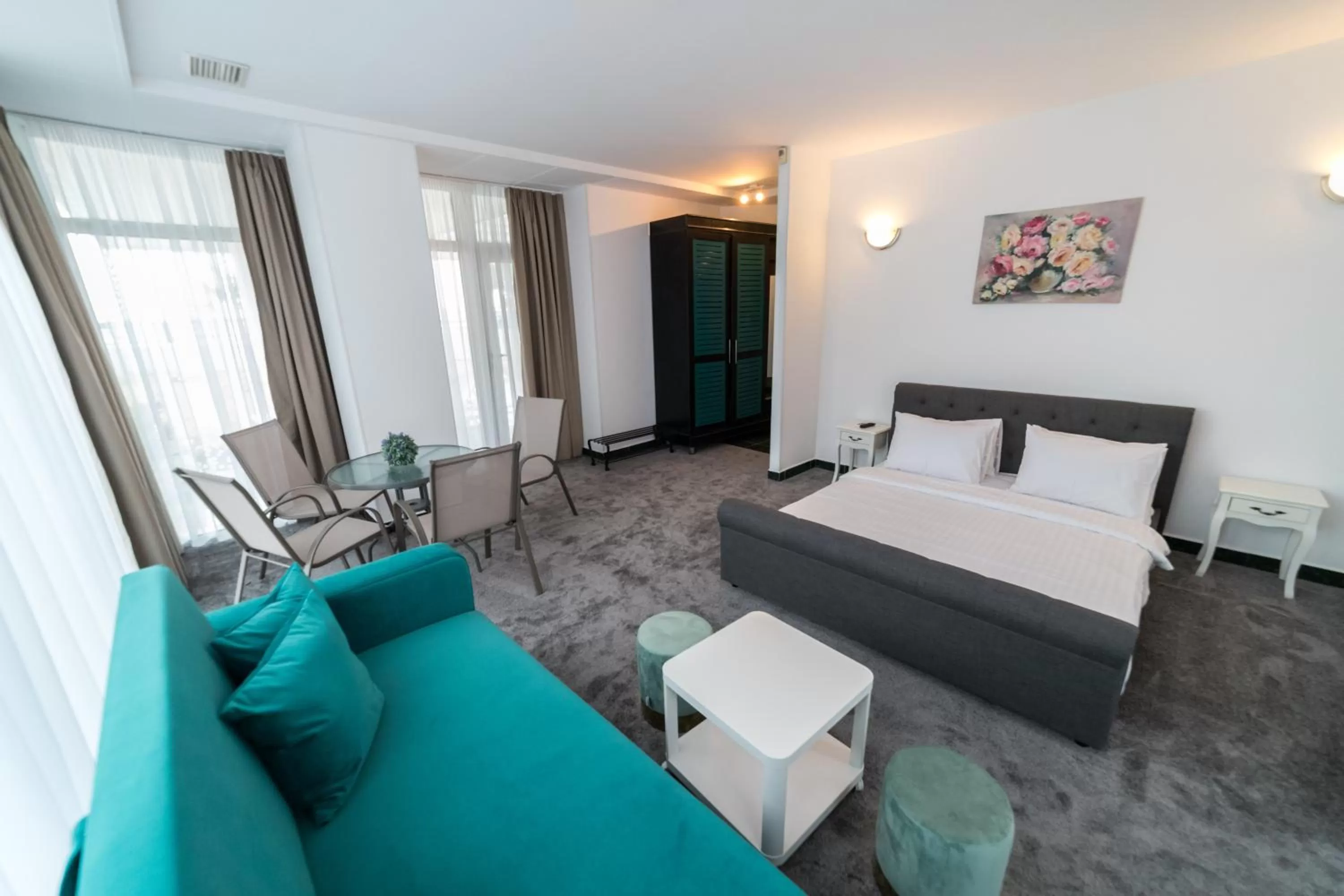 Bed, Seating Area in Avenue Palm Eforie - Avenue Hotels