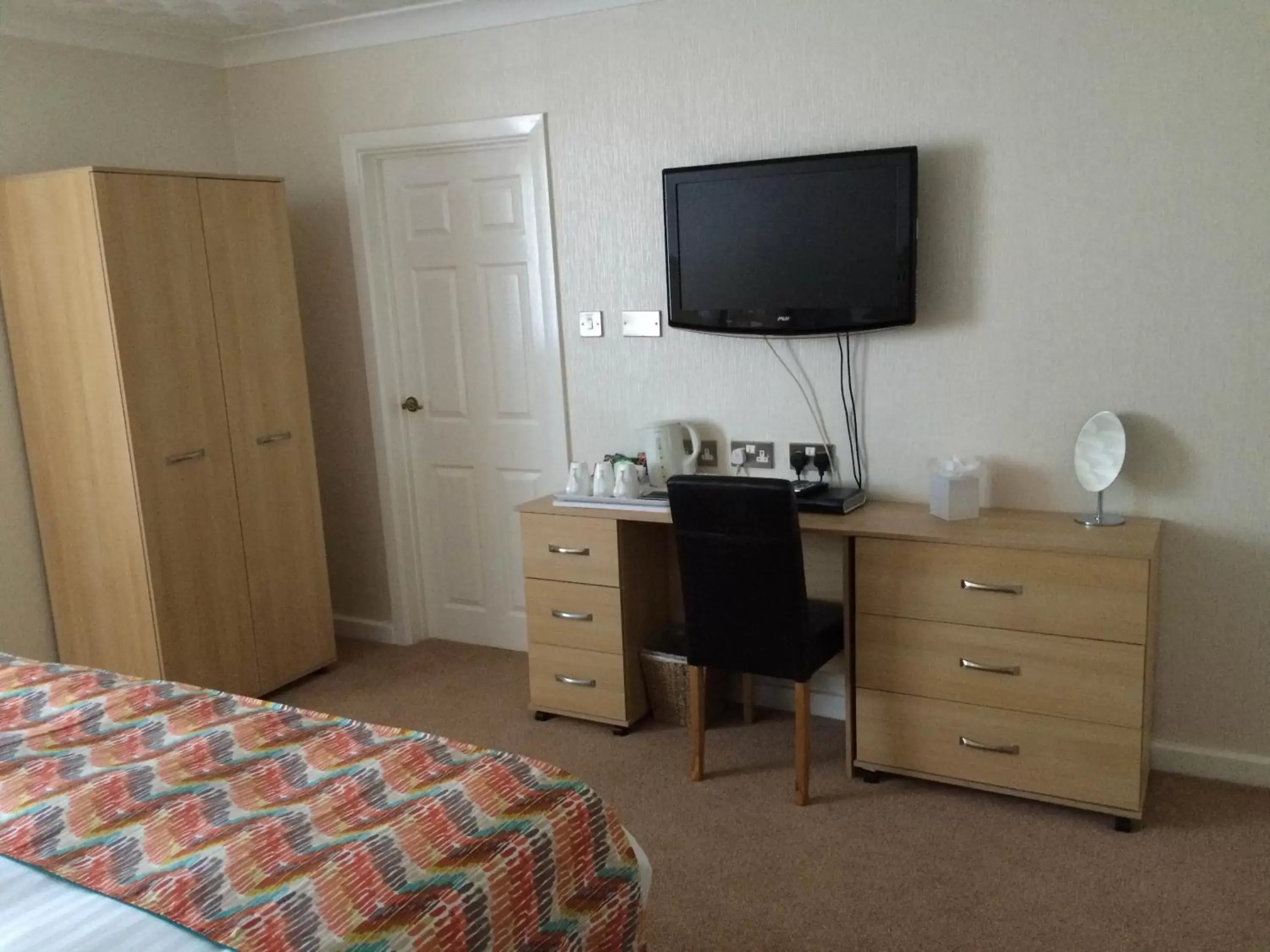 Bedroom, TV/Entertainment Center in Ashburnham Hotel