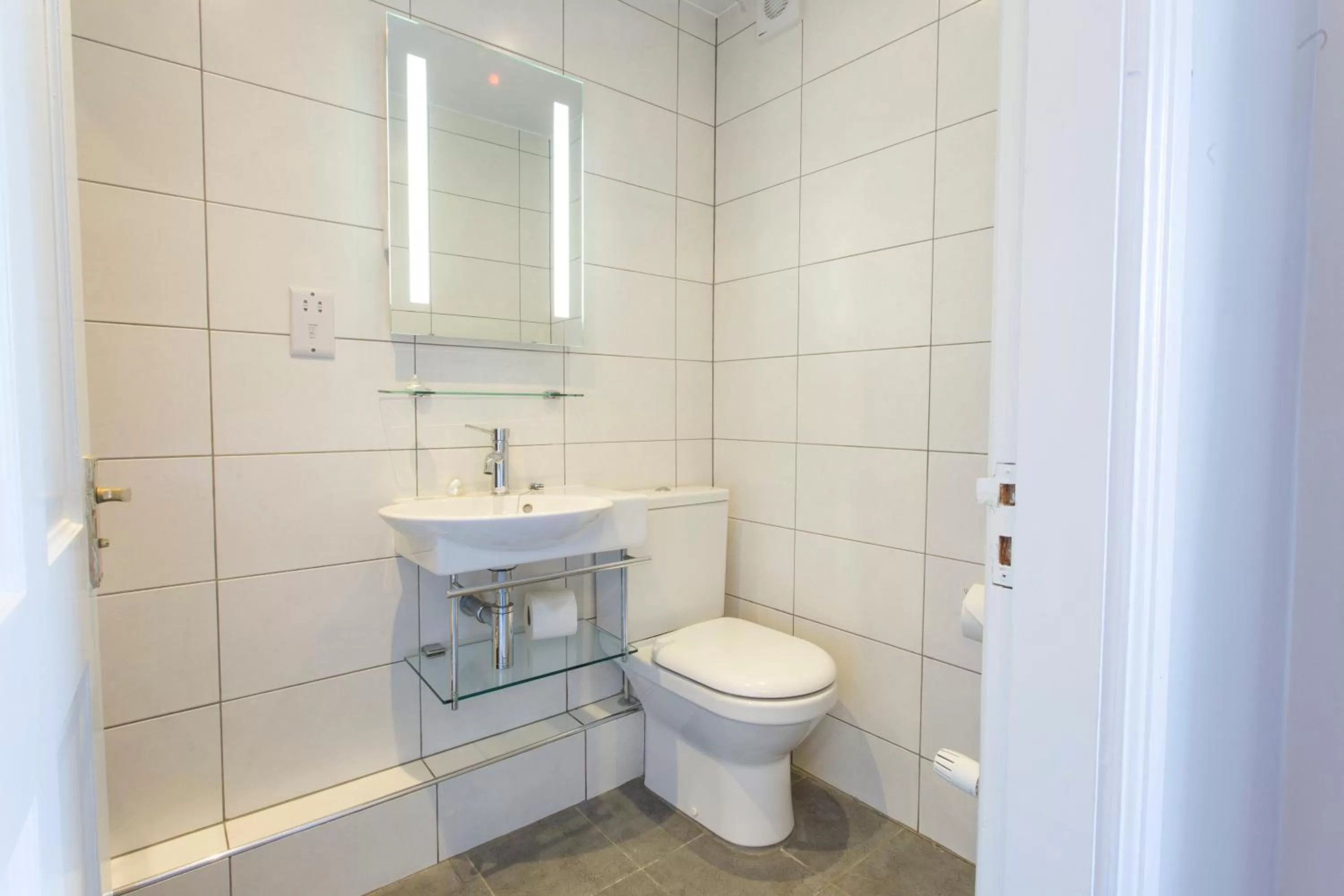 Bathroom in The Wheatsheaf Hotel