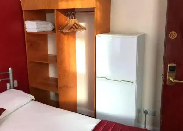 wardrobe, Bed in ST NICHOLAS HOTEL