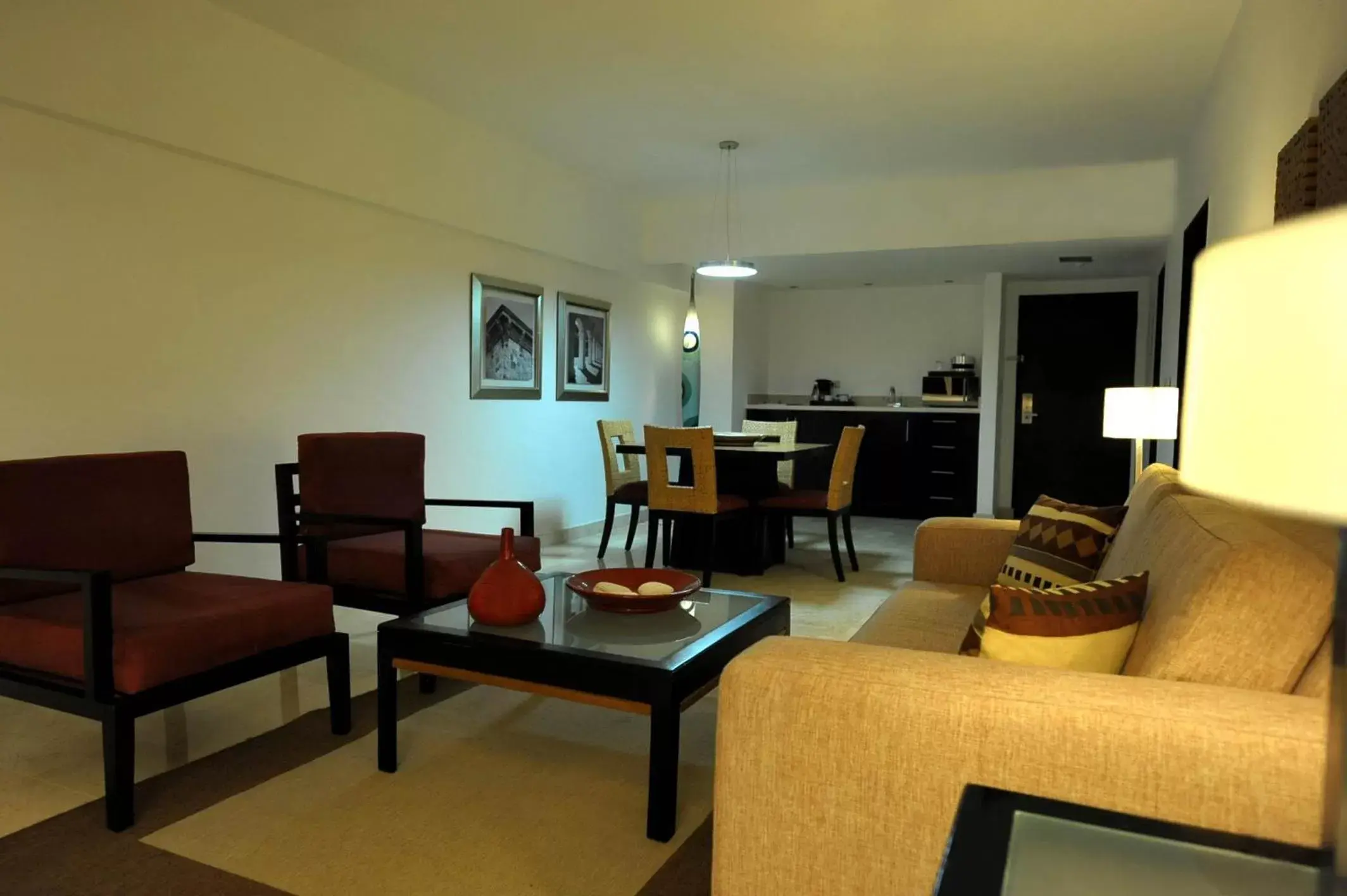 Kitchen or kitchenette, Seating Area in Radisson Hotel Santo Domingo