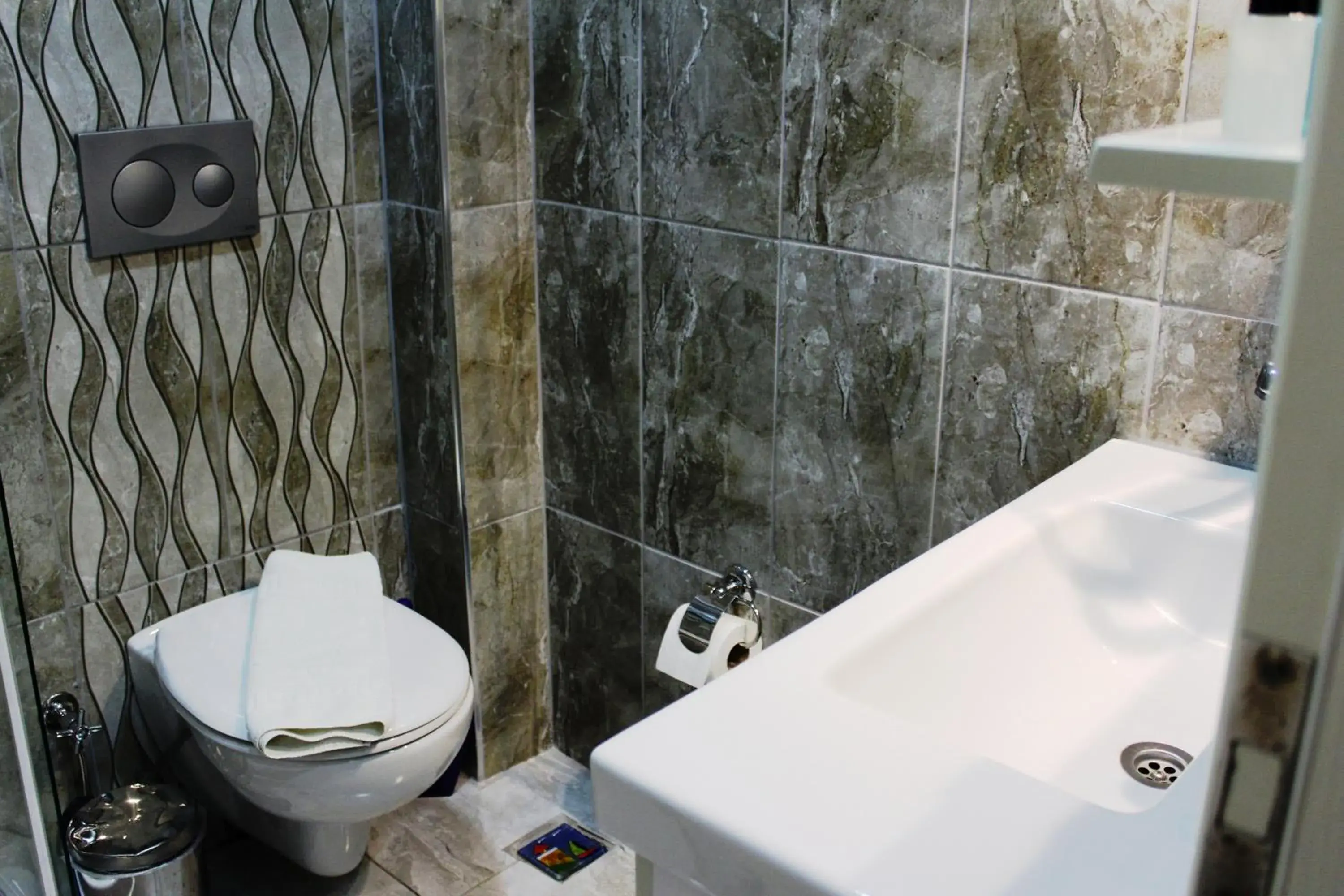 Bathroom in Ararat Hotel