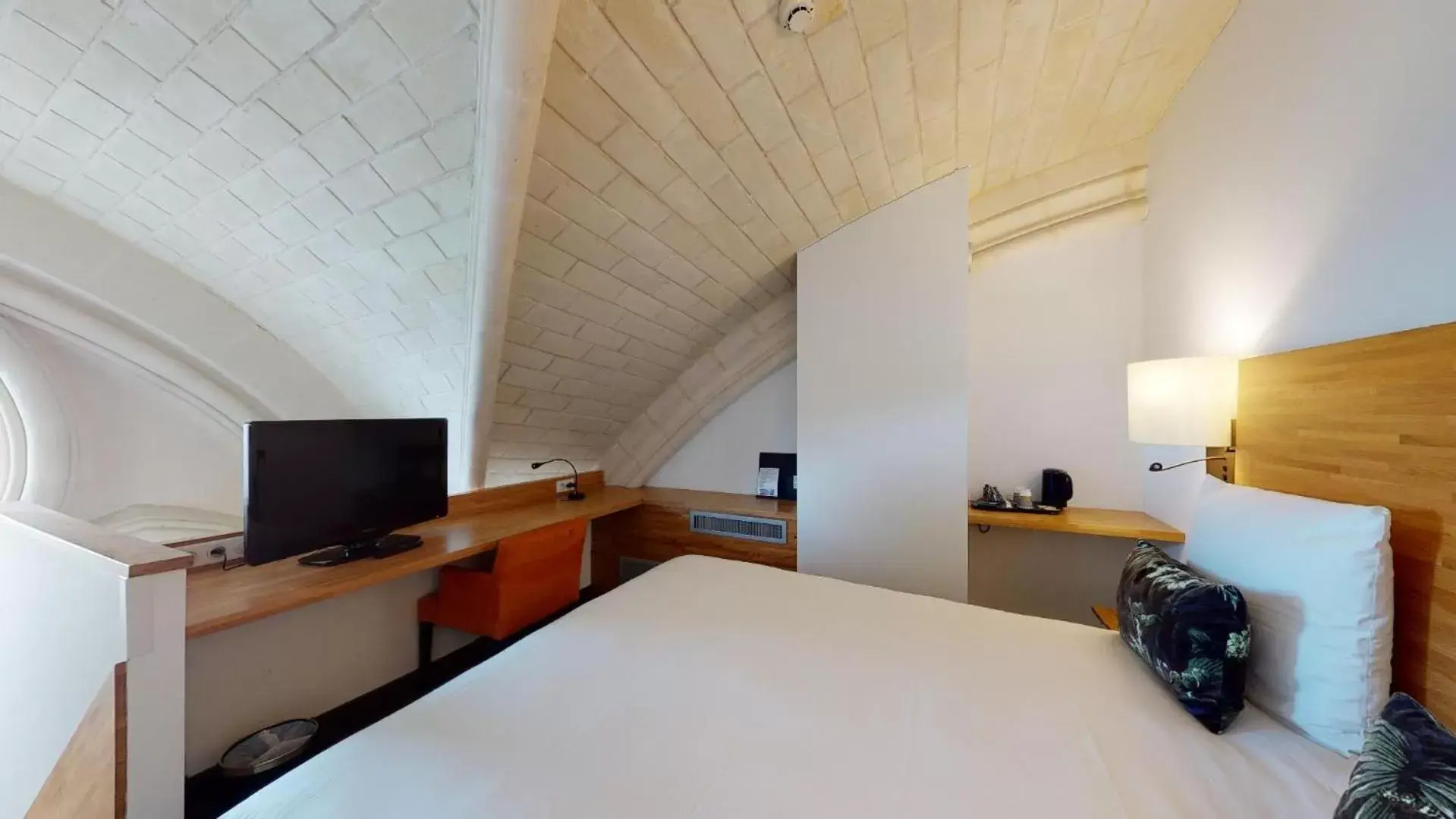 Bedroom, Bed in Mercure Poitiers Centre