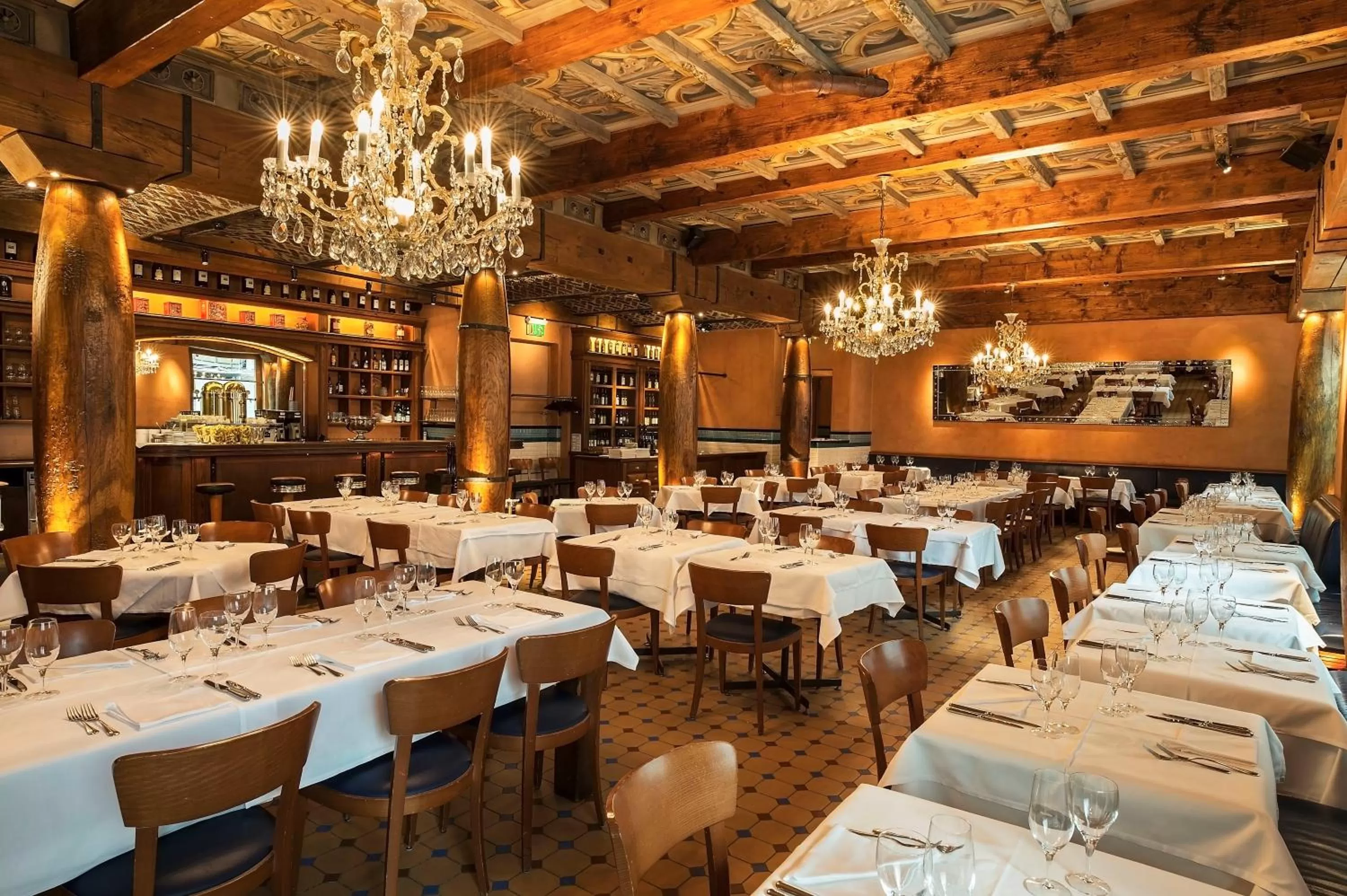 Restaurant/places to eat in Hotel Astoria