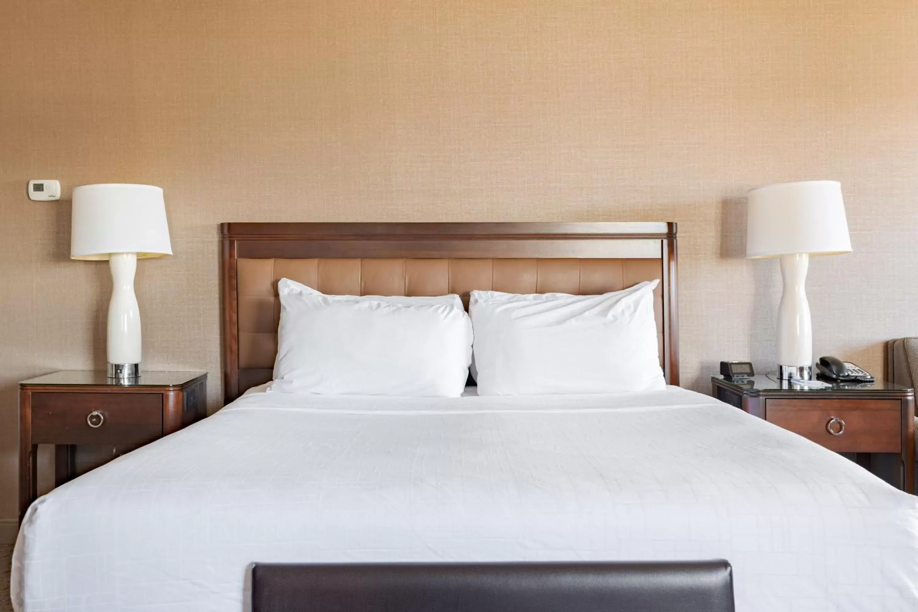 Bedroom, Bed in Wyndham Omaha Hotel - West Dodge