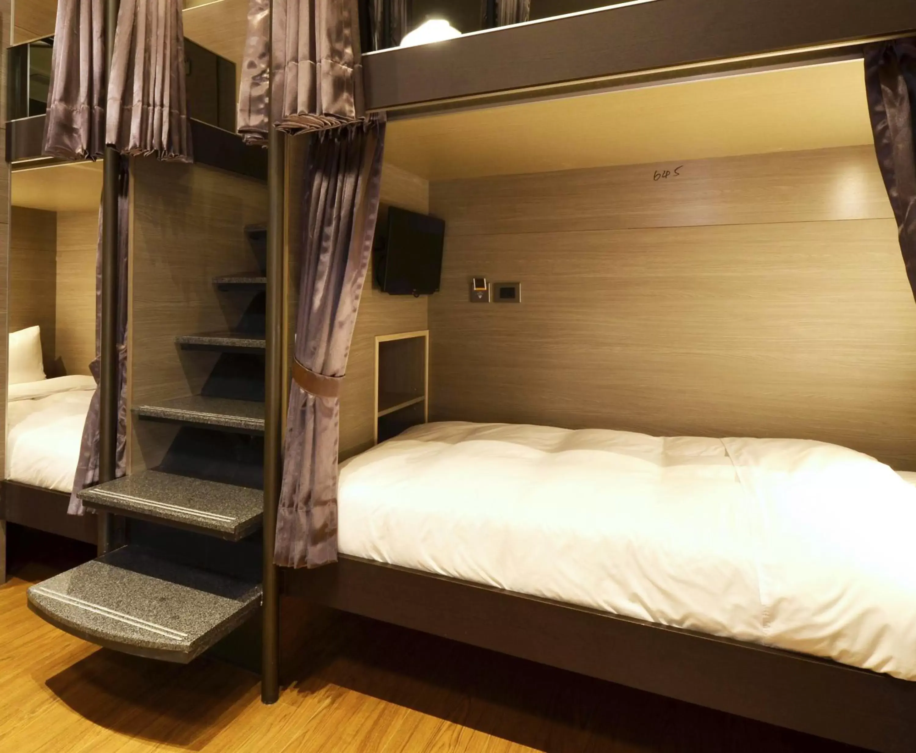 bunk bed in Amici hotel Six Star Hostel