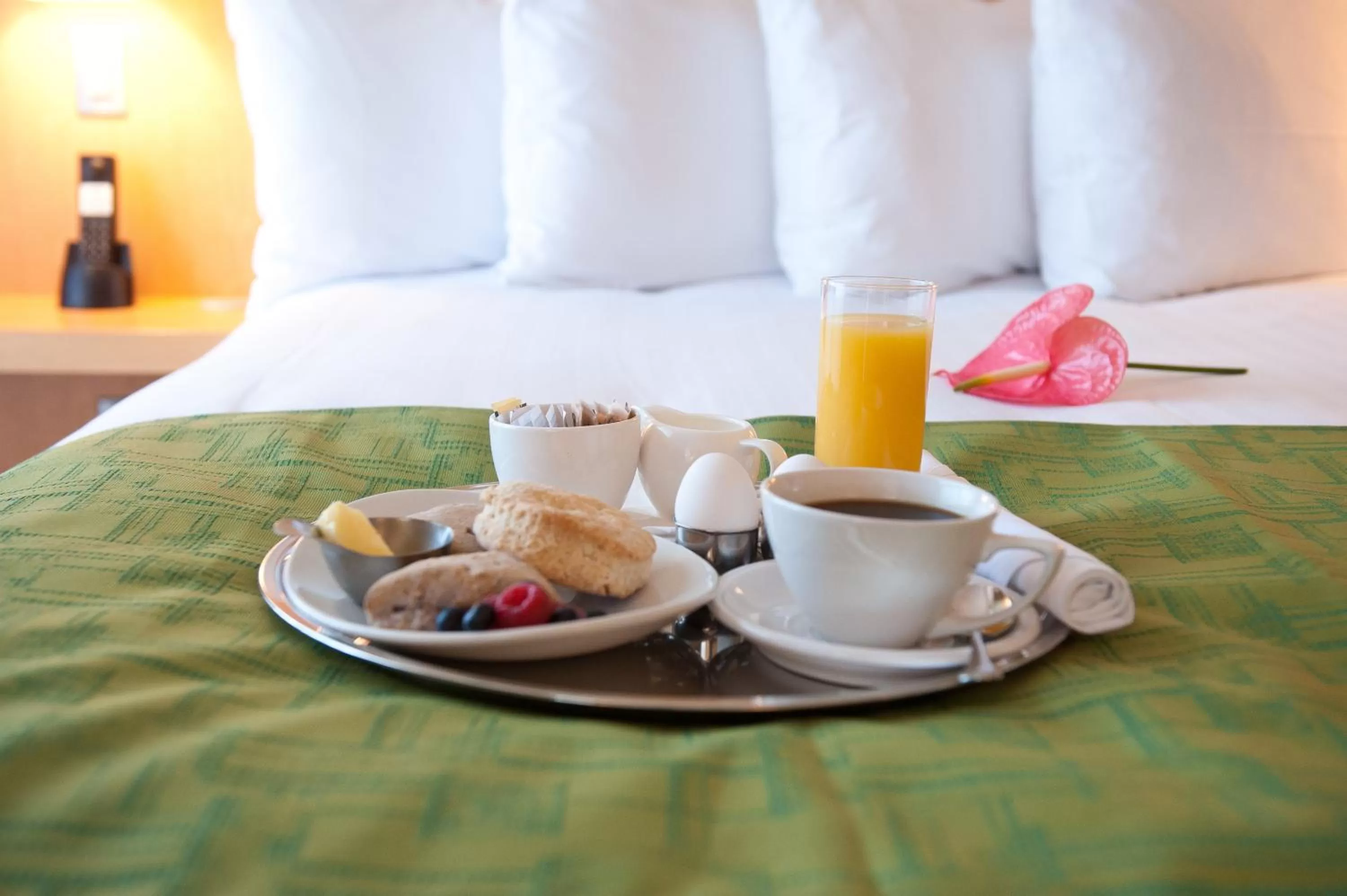 Food and drinks, Bed in The Holman Grand Hotel