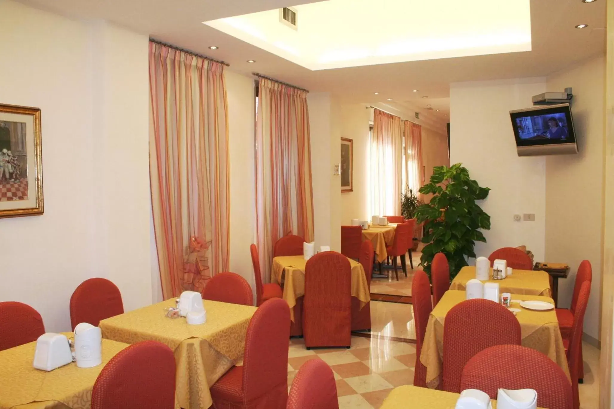 Area and facilities, Restaurant/Places to Eat in Hotel Garibaldi