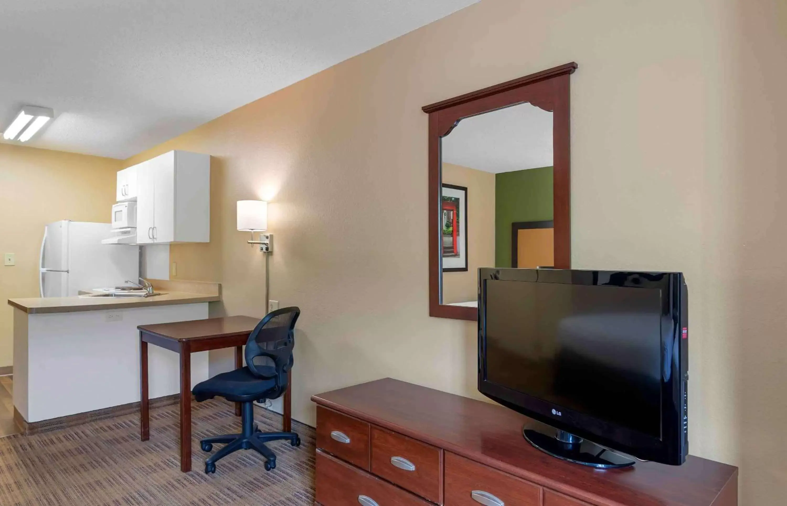 Bedroom, TV/Entertainment Center in Extended Stay America Suites - Atlanta - Perimeter - Crestline