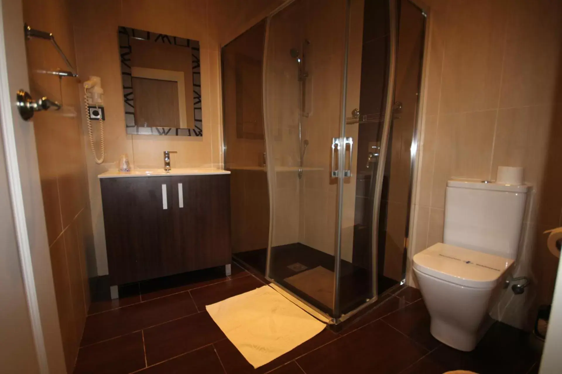 Shower, Bathroom in Hotel Copacabana Tarifa Beach