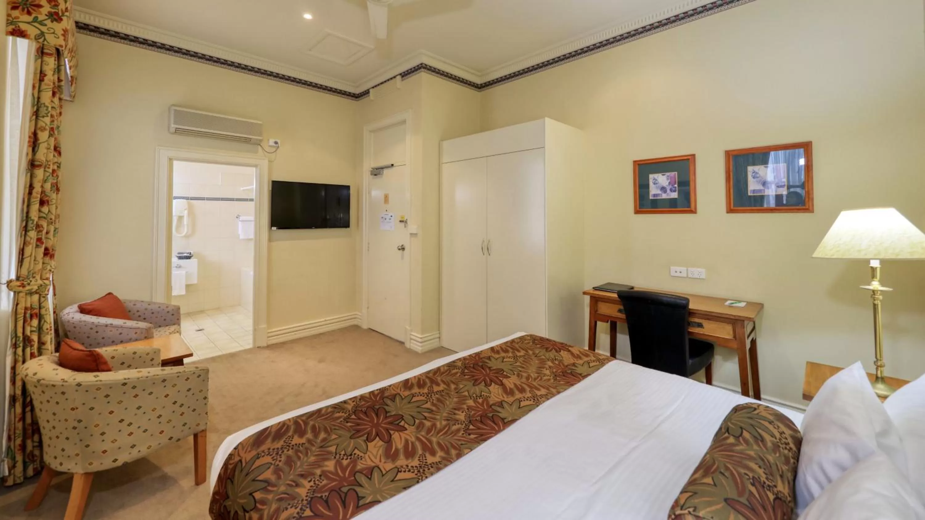 TV and multimedia, Bed in Royal Exchange Hotel