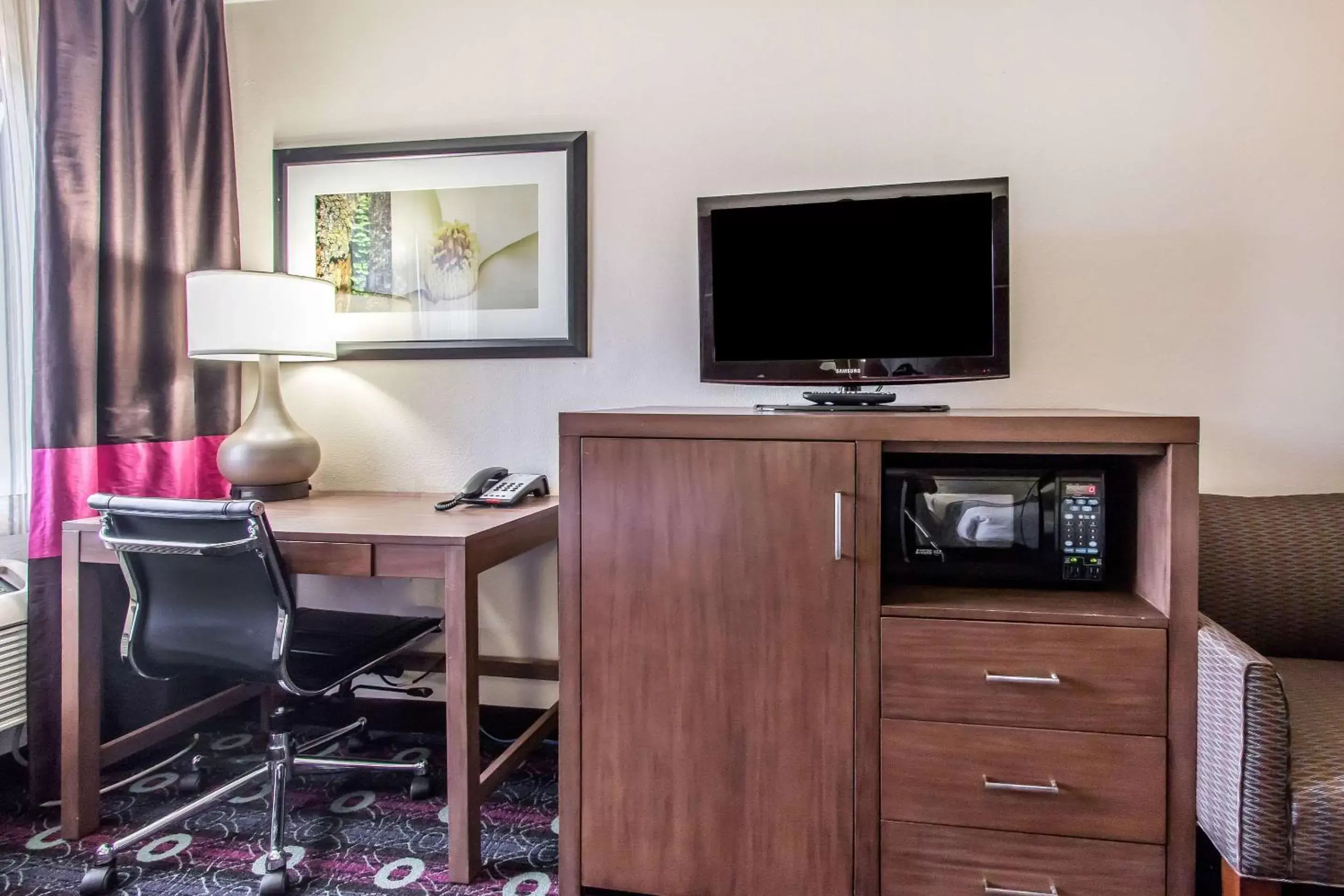 Photo of the whole room, TV/Entertainment Center in Comfort Inn Midtown