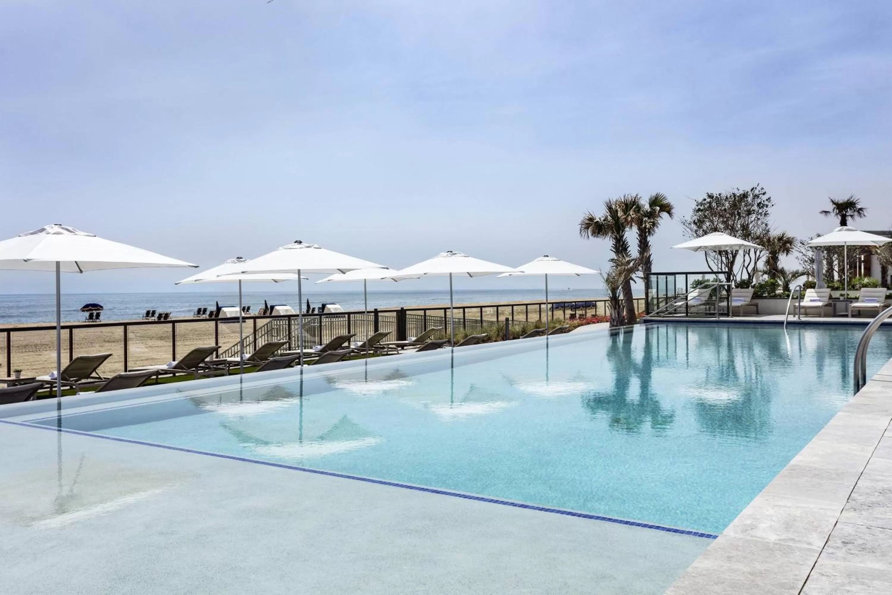 Swimming pool in Marriott Virginia Beach Oceanfront Resort