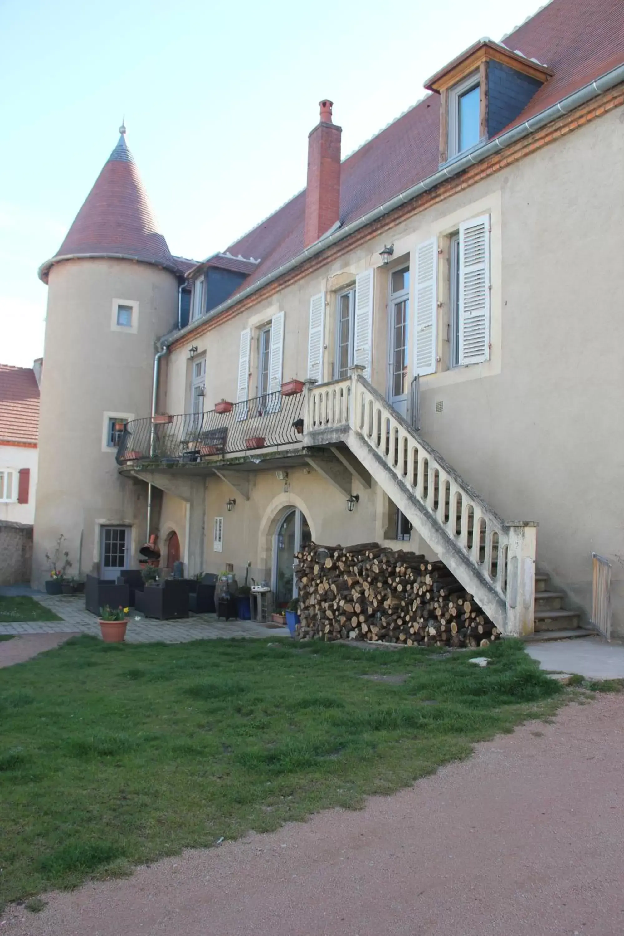 Property Building in Château Besson