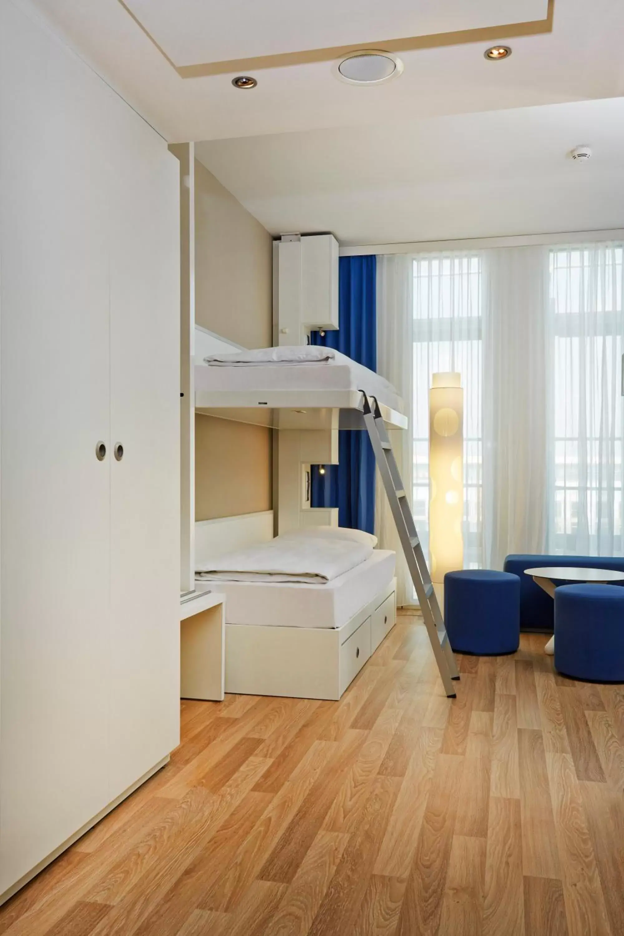 Photo of the whole room, Bunk Bed in H2 Hotel München Messe