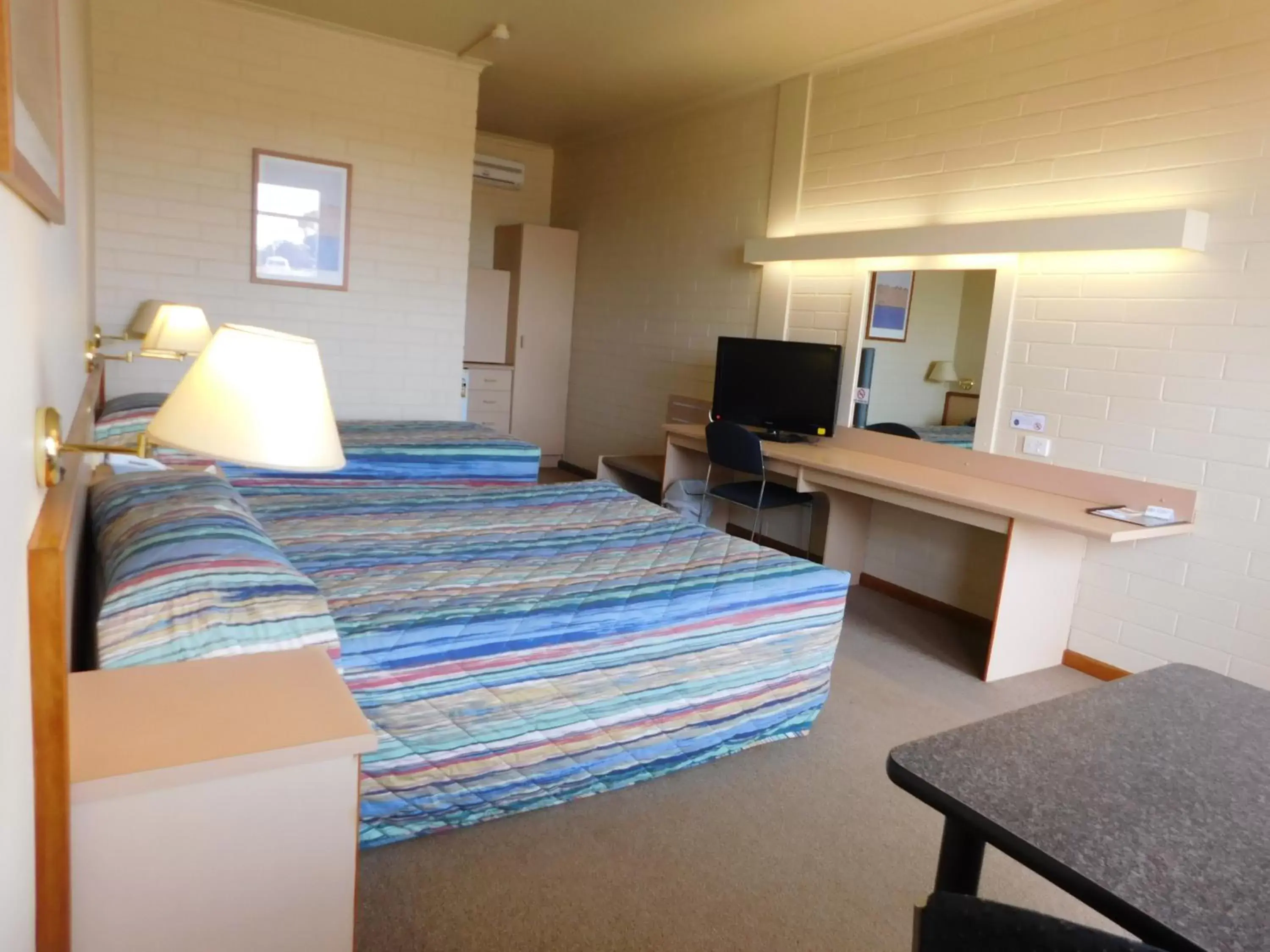 Photo of the whole room, Bed in Opal Inn Hotel, Motel, Caravan Park