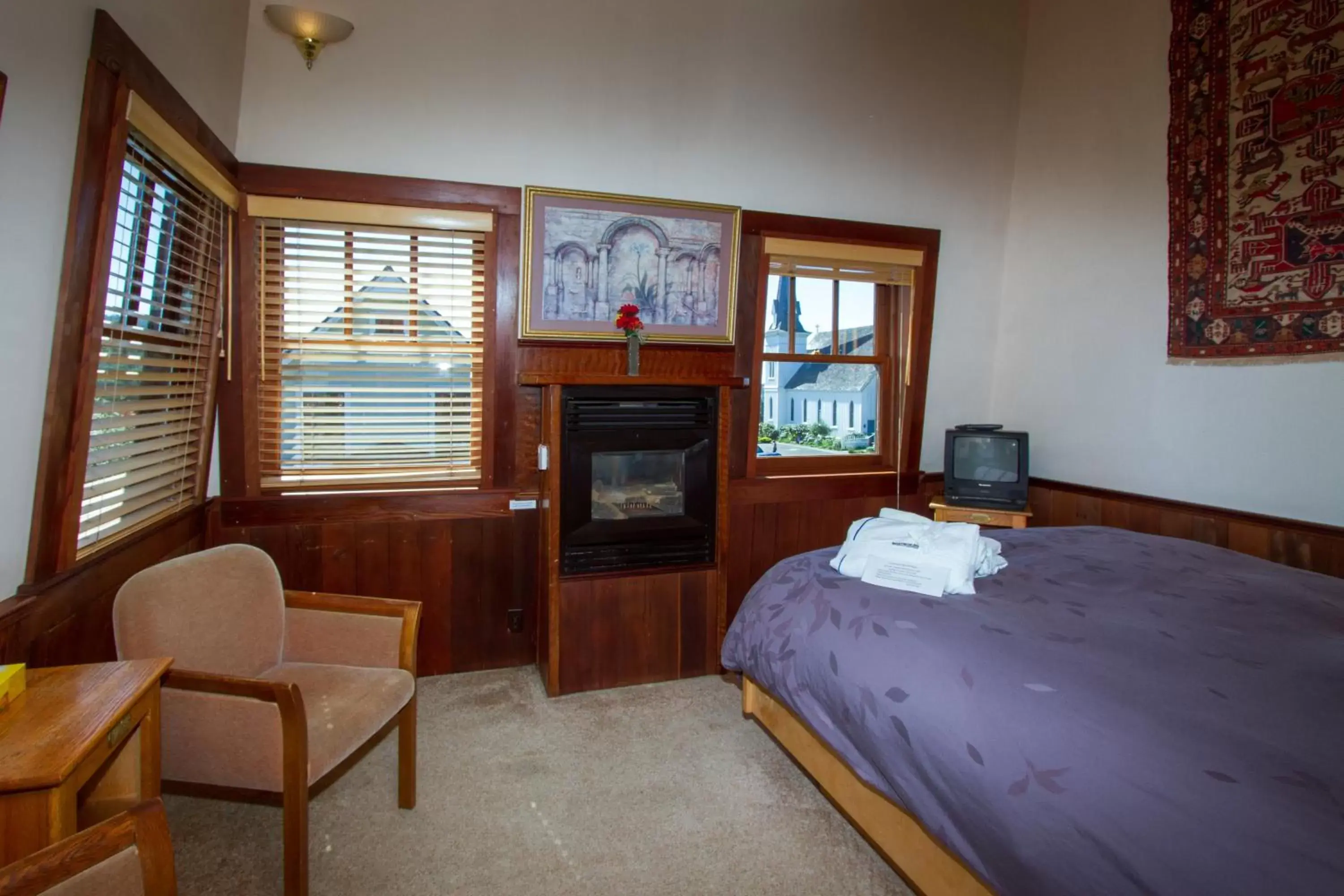 Bedroom, TV/Entertainment Center in Sweetwater Inn and Spa