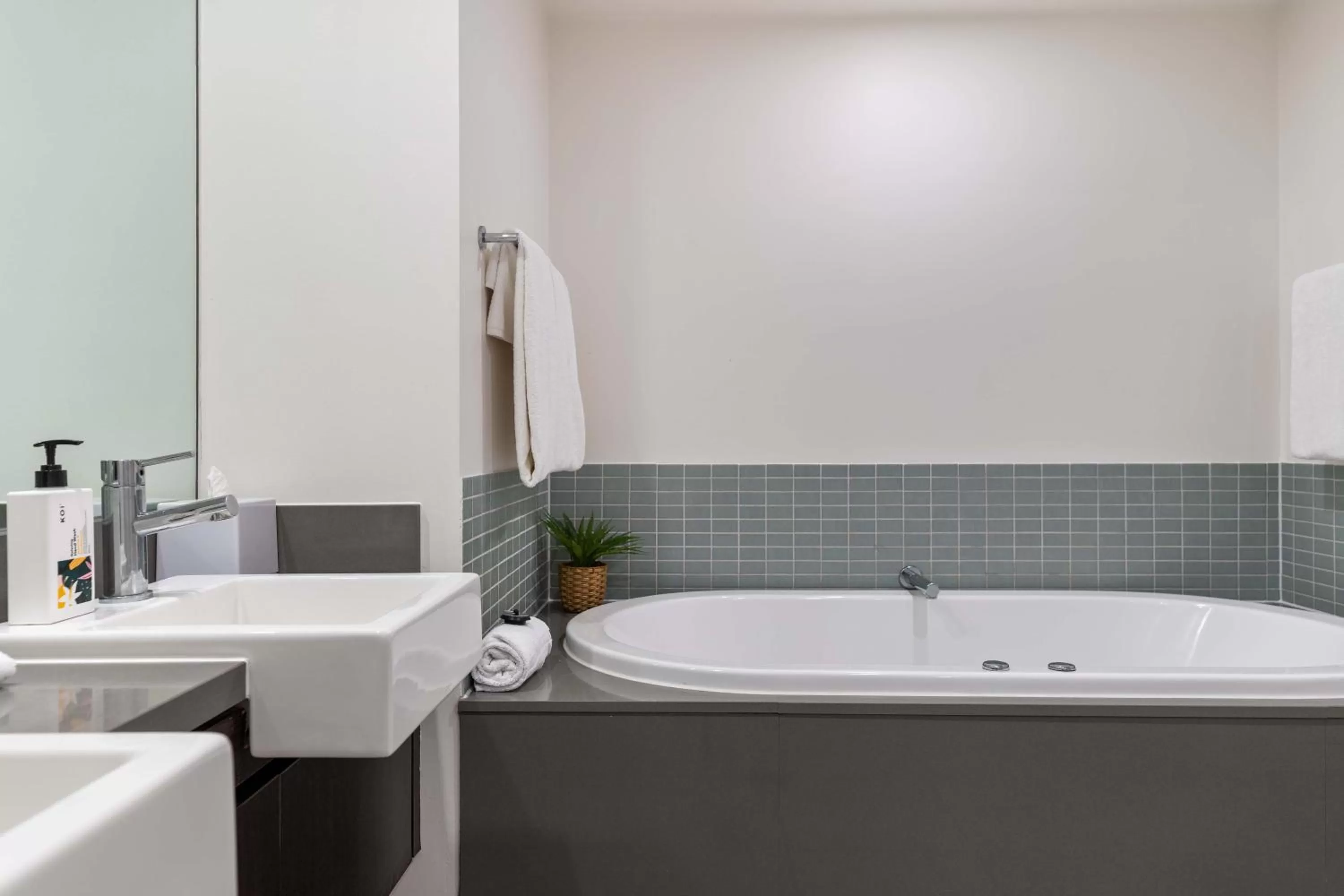 Hot Tub, Bathroom in Port Douglas Private Apartments in Temple