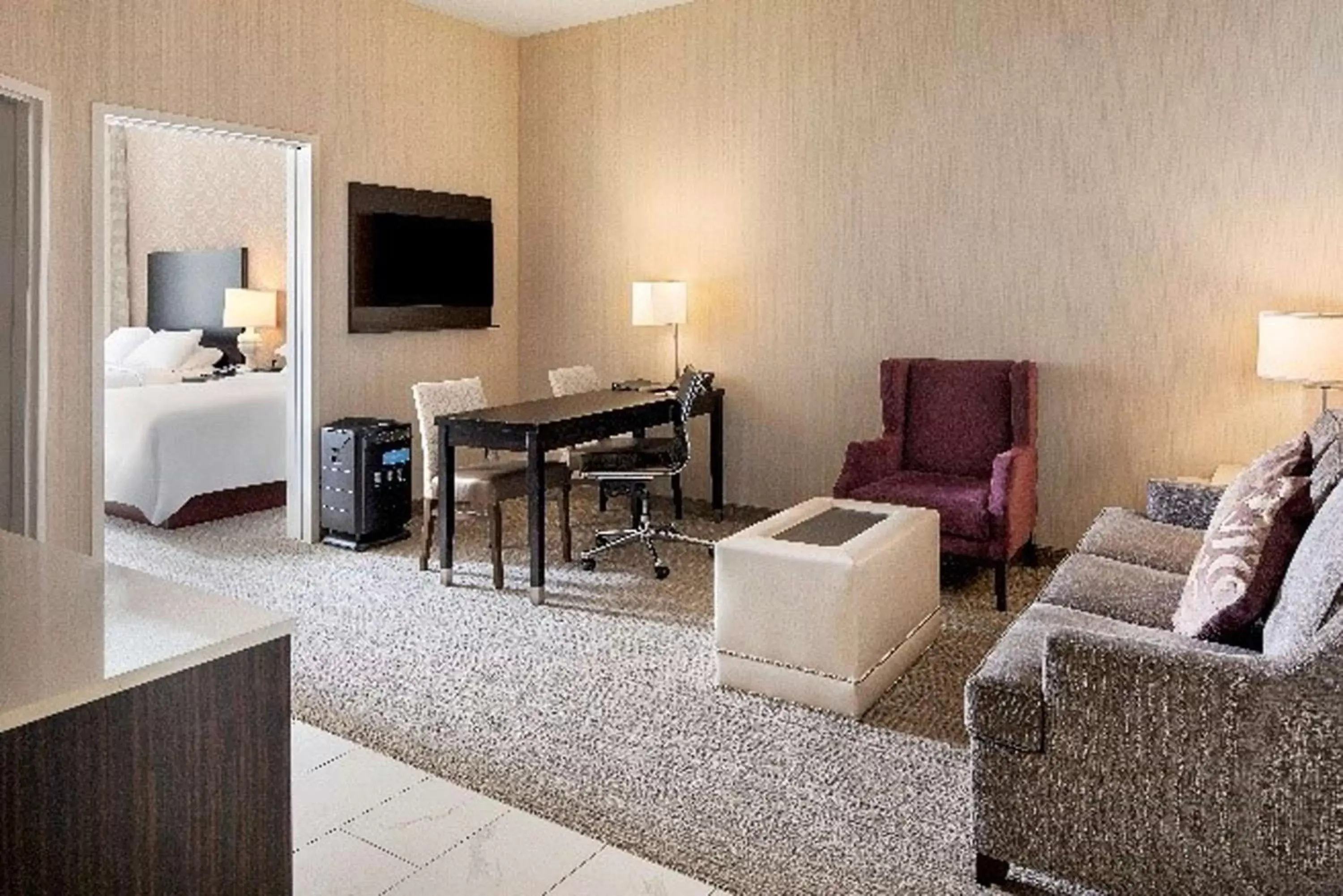 Bedroom, TV/Entertainment Center in Embassy Suites Louisville Downtown