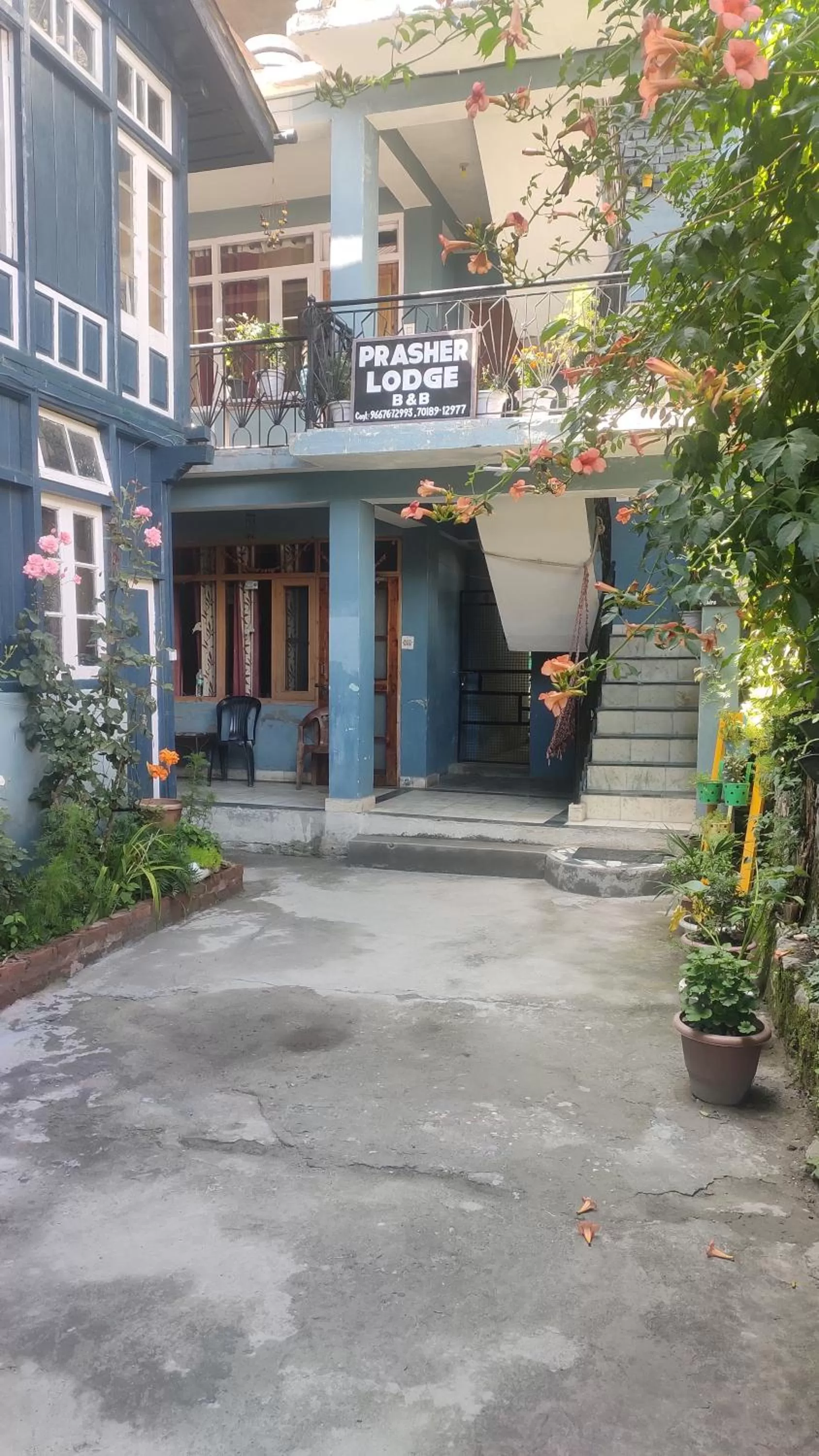Facade/entrance in The Prasher Lodge Mall Road Manali