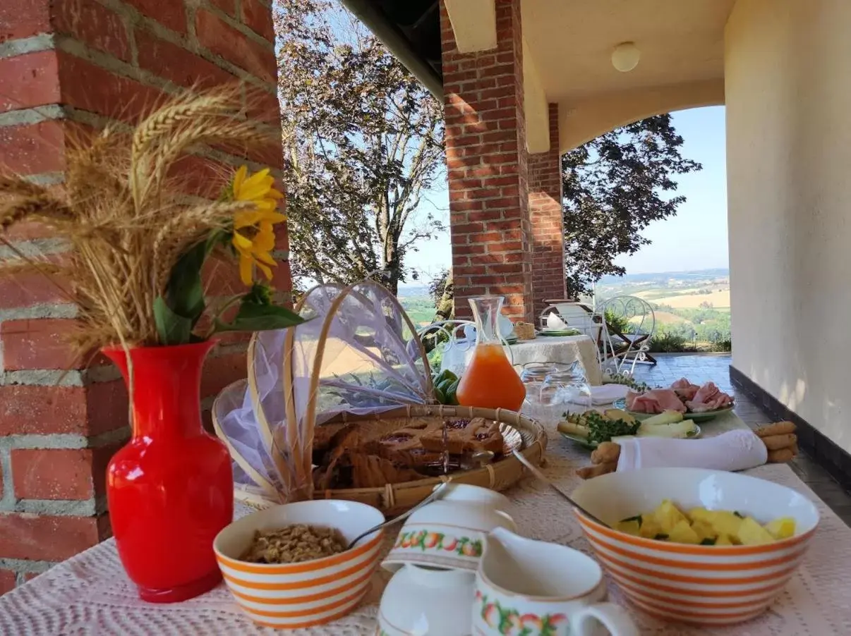 Buffet breakfast in Villa Pieve