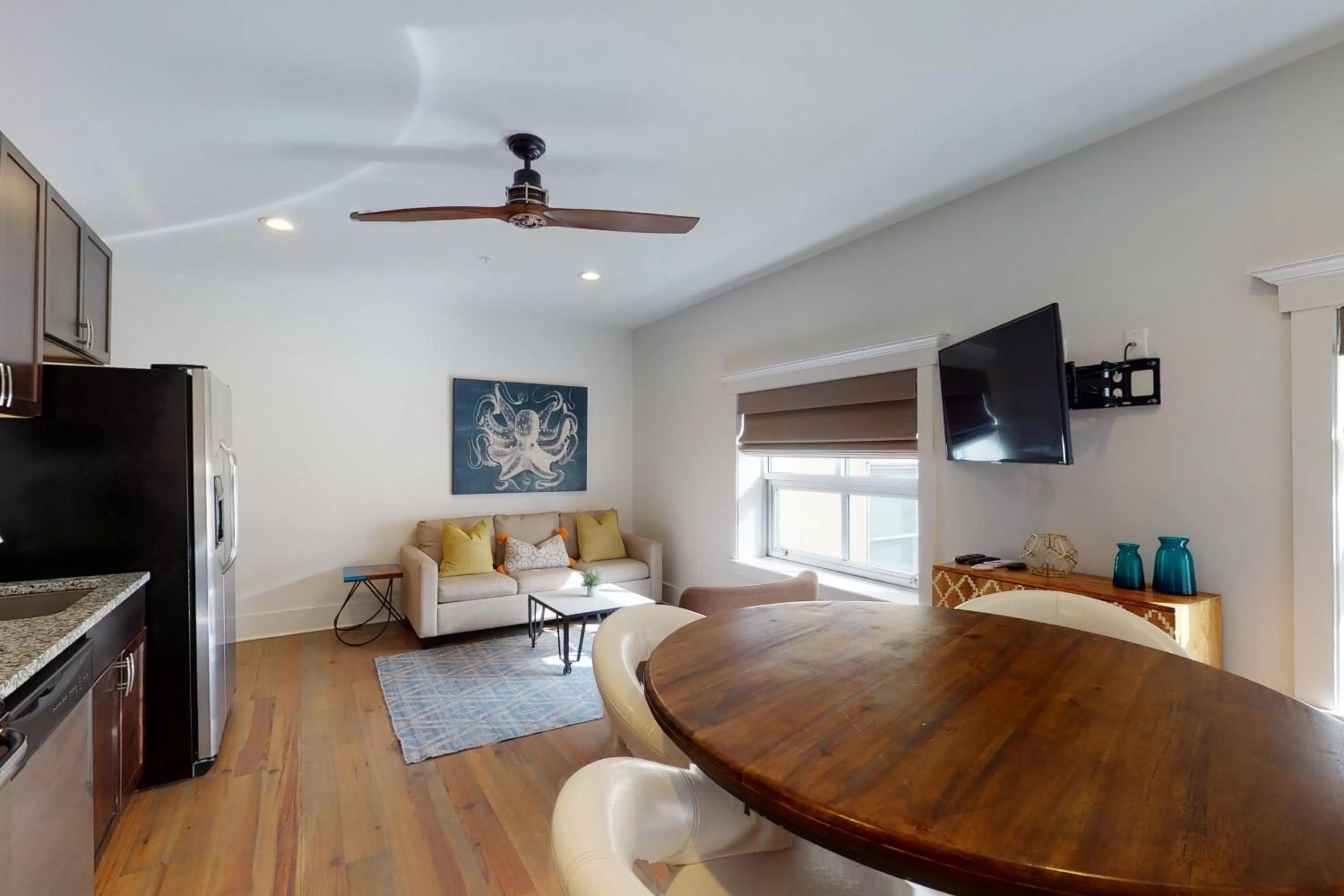 TV/Entertainment Center in 493 King Two Bedroom Suites