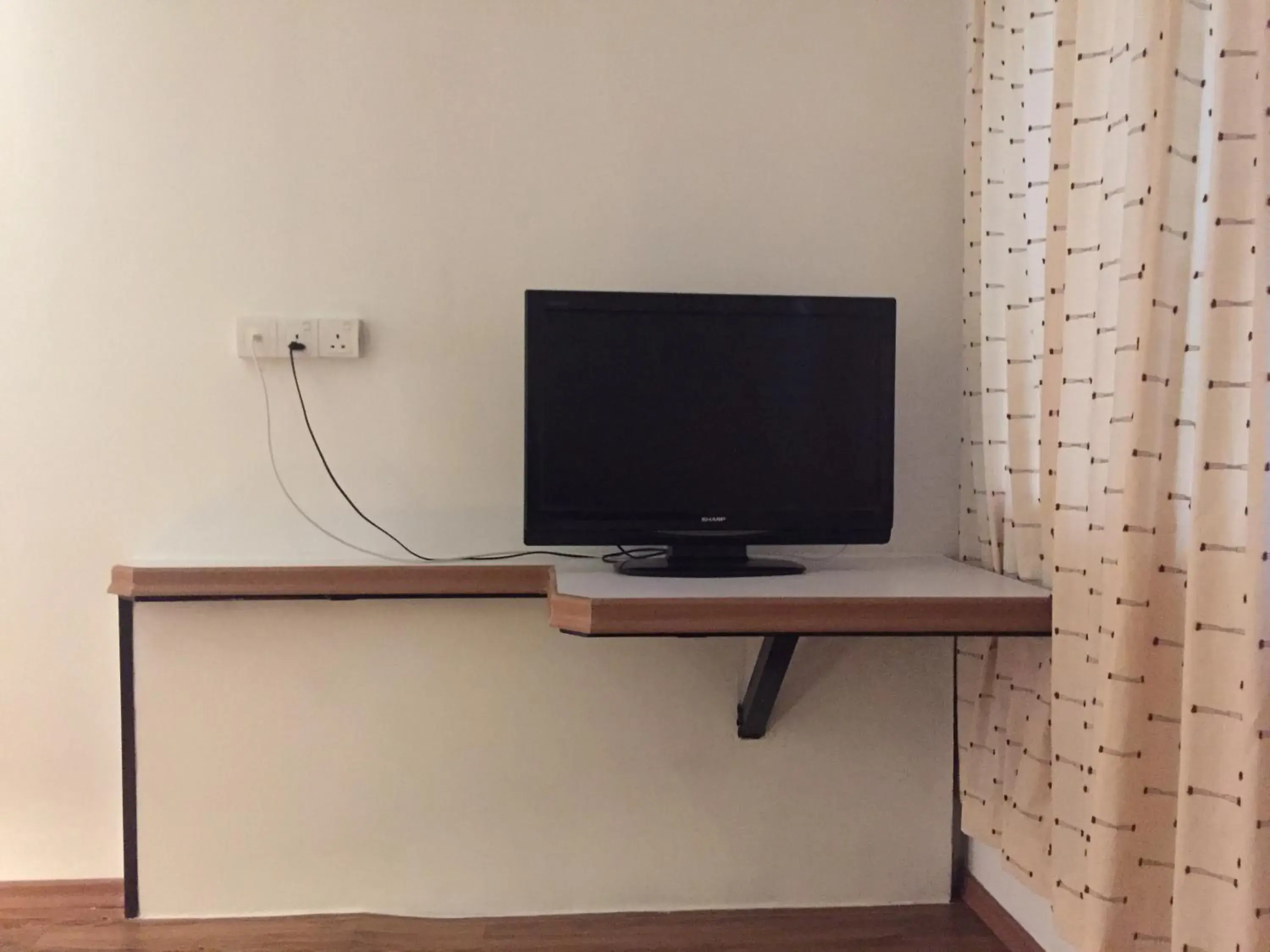 TV and multimedia, TV/Entertainment Center in Hotel N45