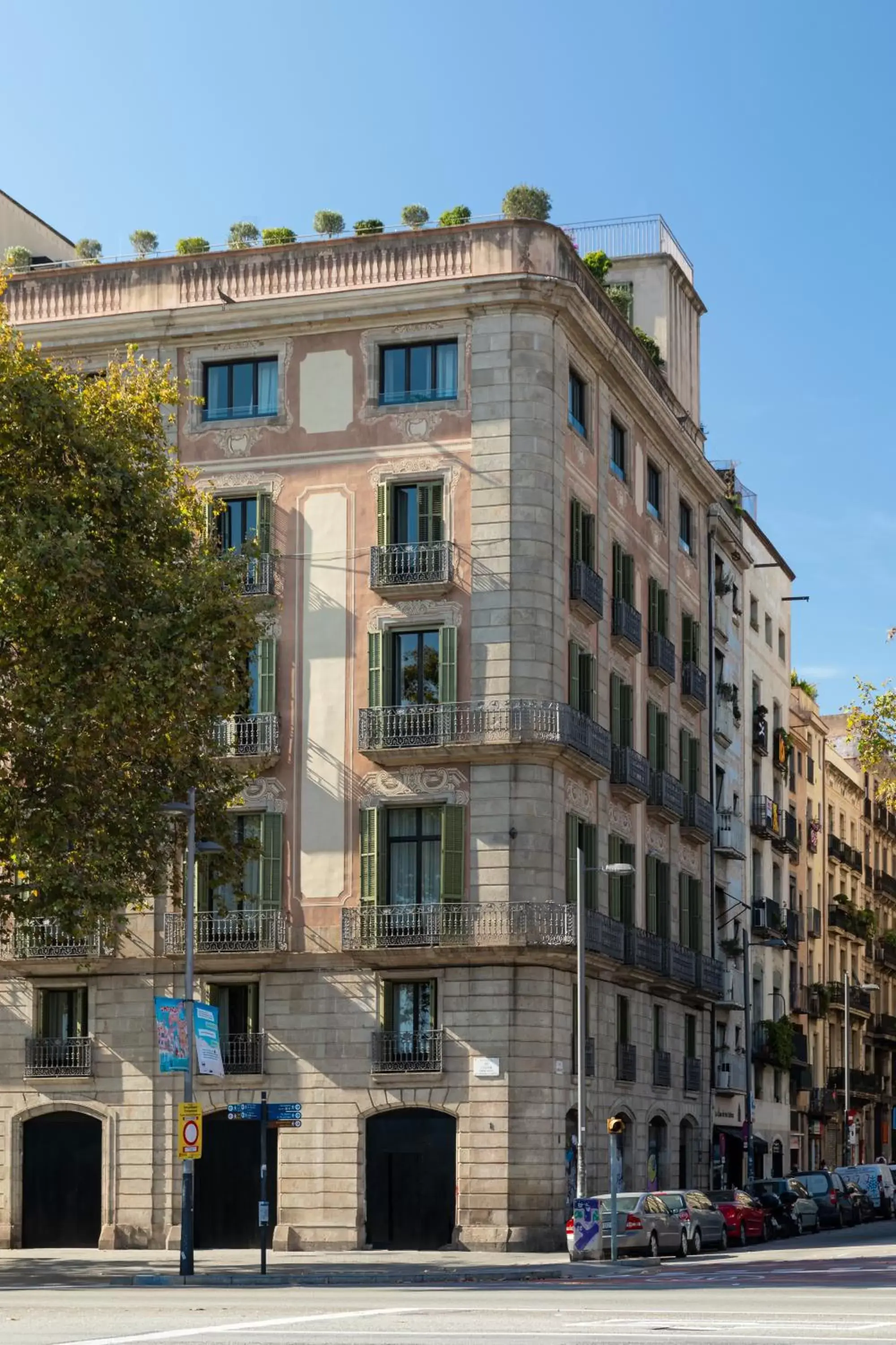Facade/entrance, Property Building in Duquesa Suites Barcelona