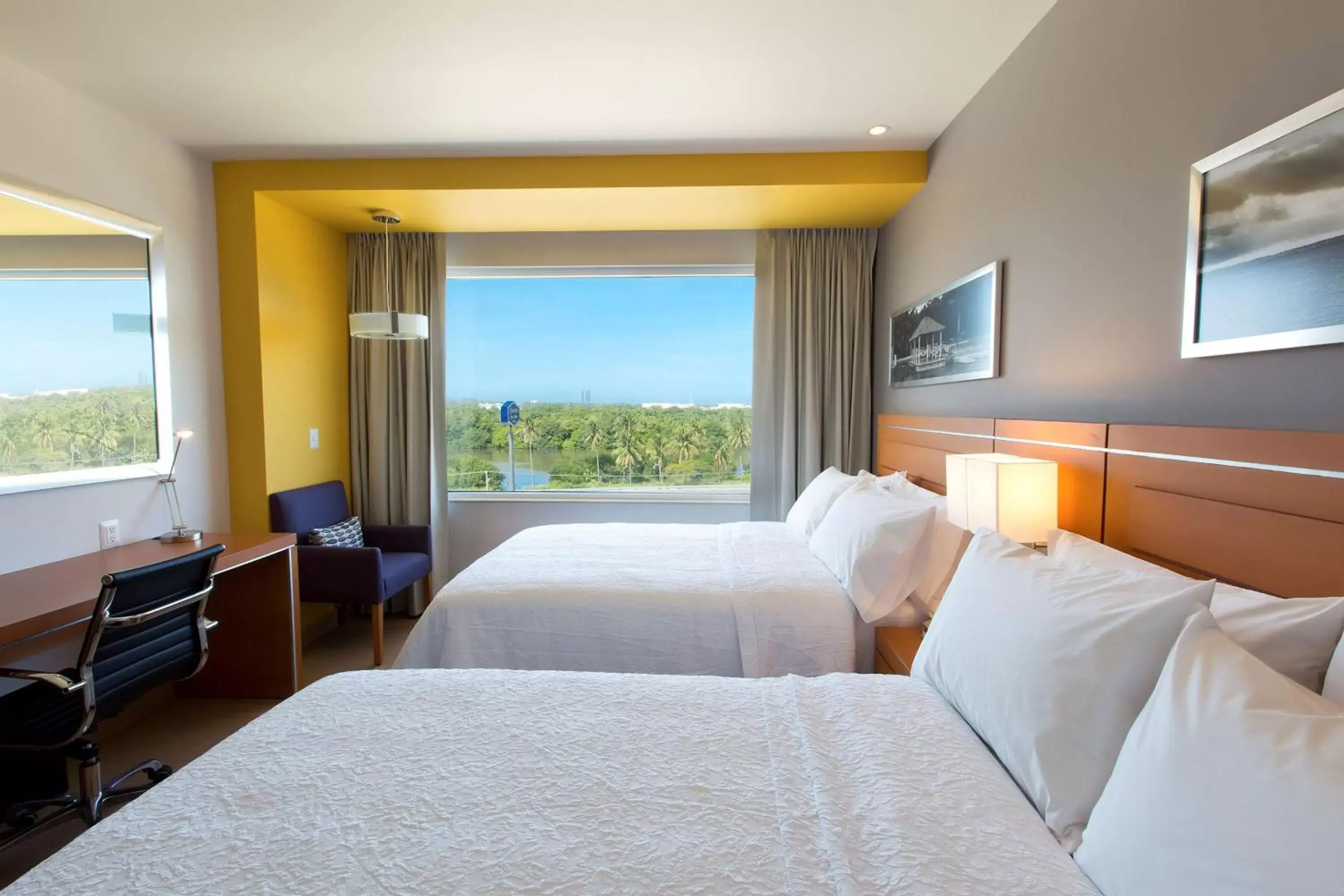 Bed in Hampton Inn & Suites by Hilton Paraiso
