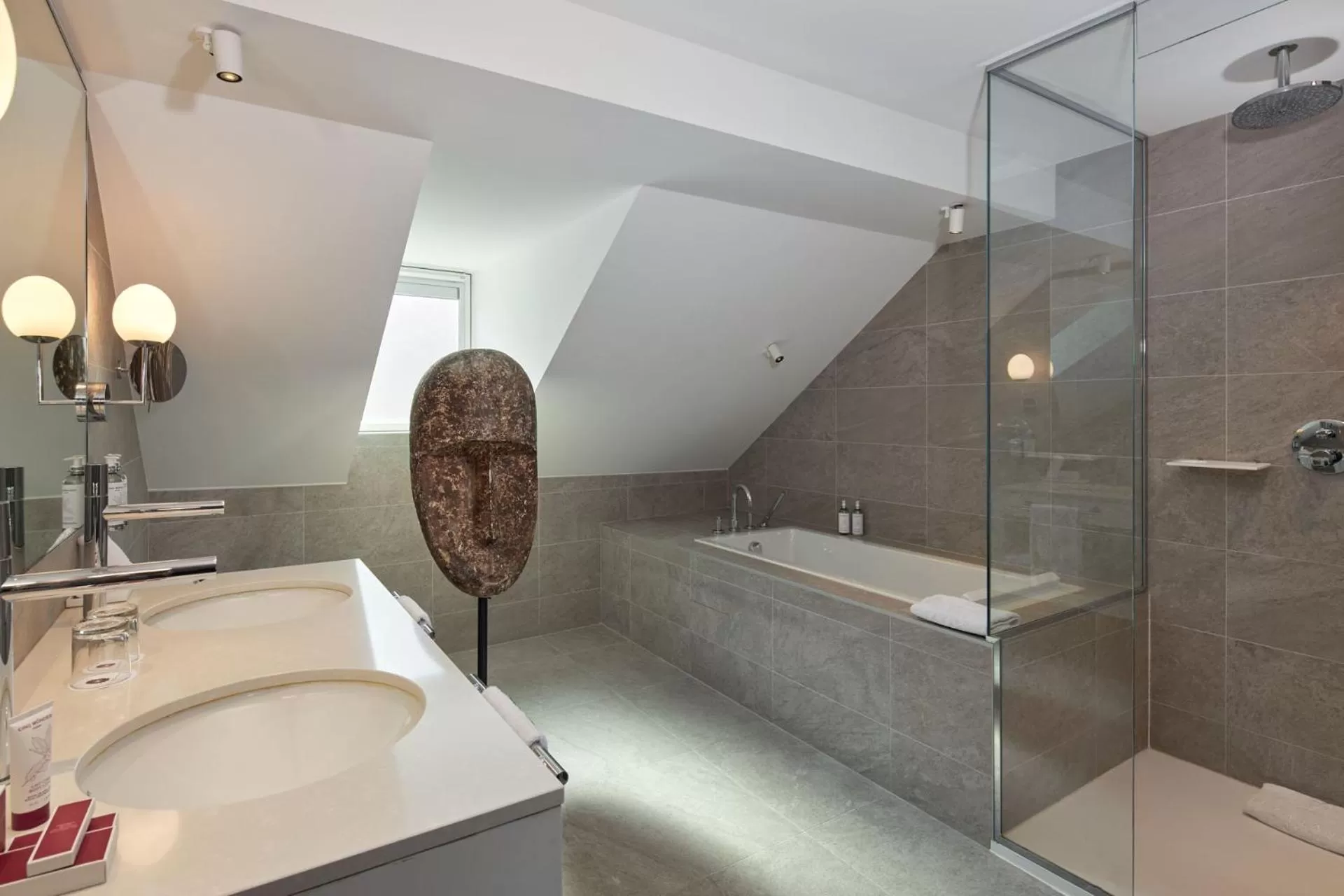 Shower in Hotel La Lanterne & Spa By Timhotel