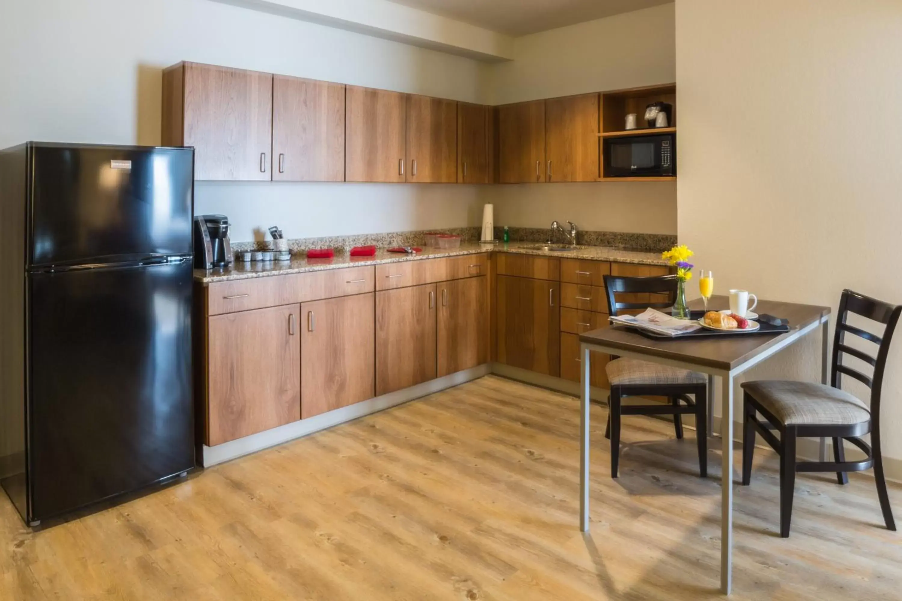 Photo of the whole room, Kitchen/Kitchenette in Holiday Inn Morgantown-University Area, an IHG Hotel