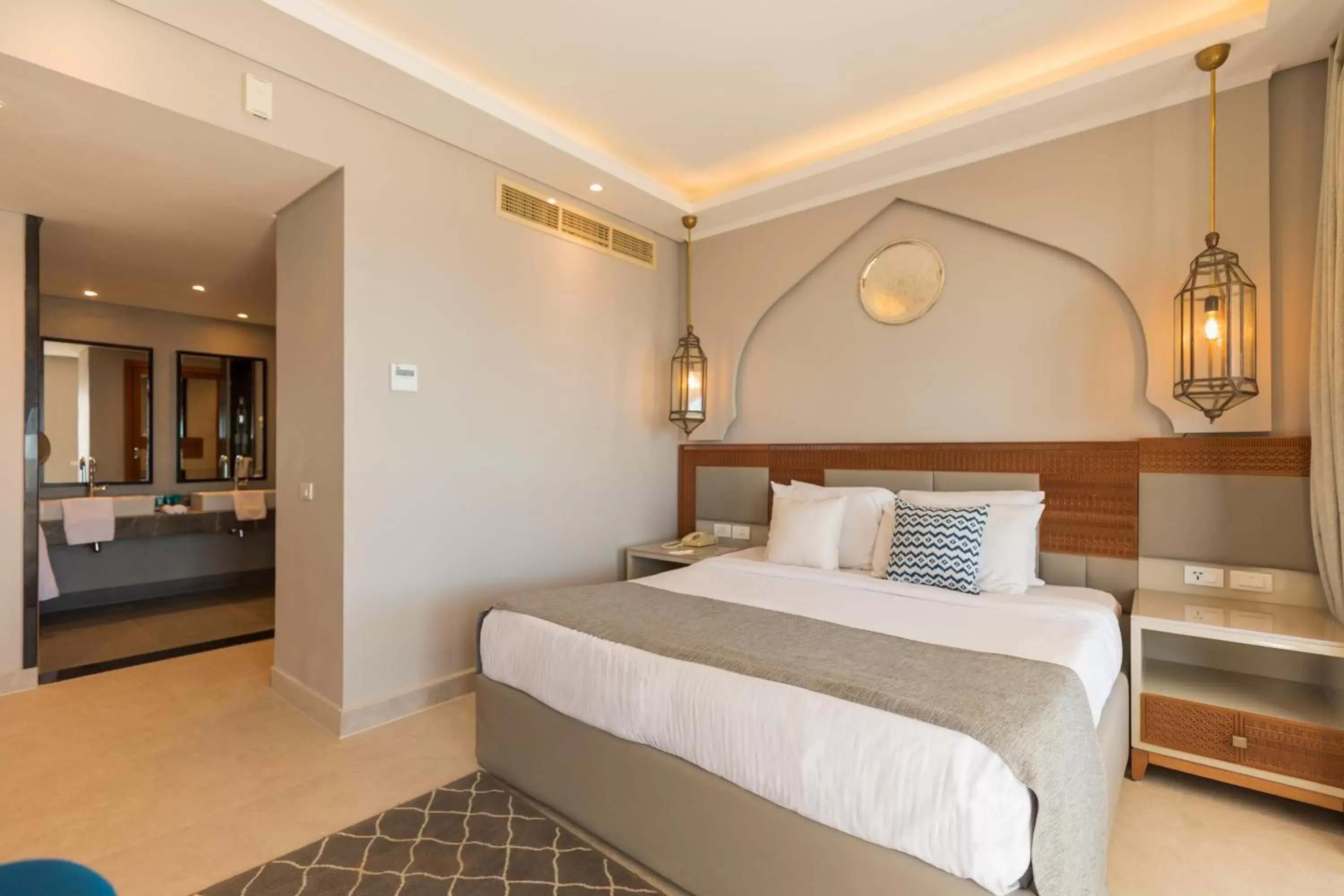 Bedroom, Bed in Sunrise Diamond Beach Resort -Grand Select