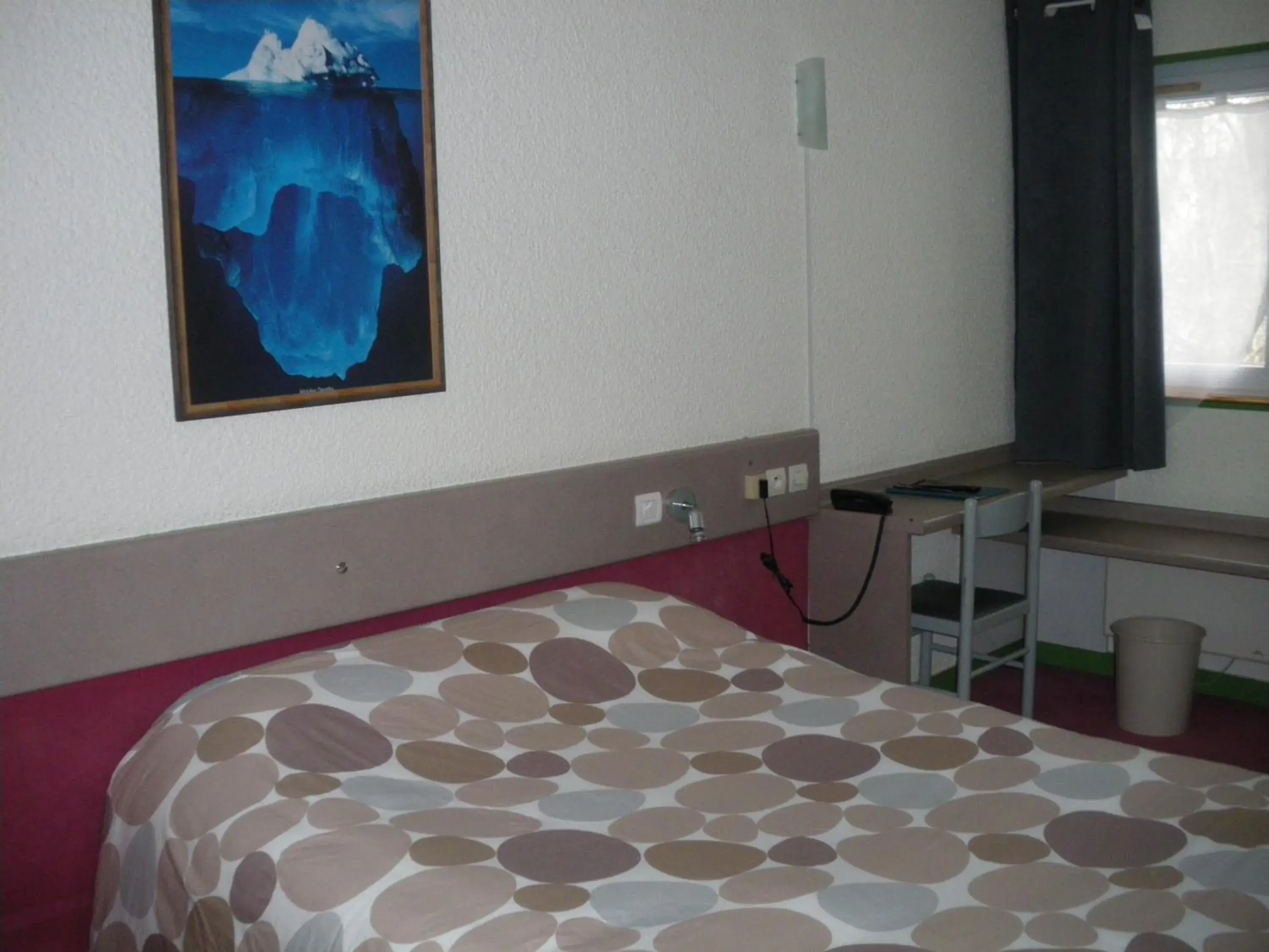 Photo of the whole room, Bed in Contact Hôtel Come Inn