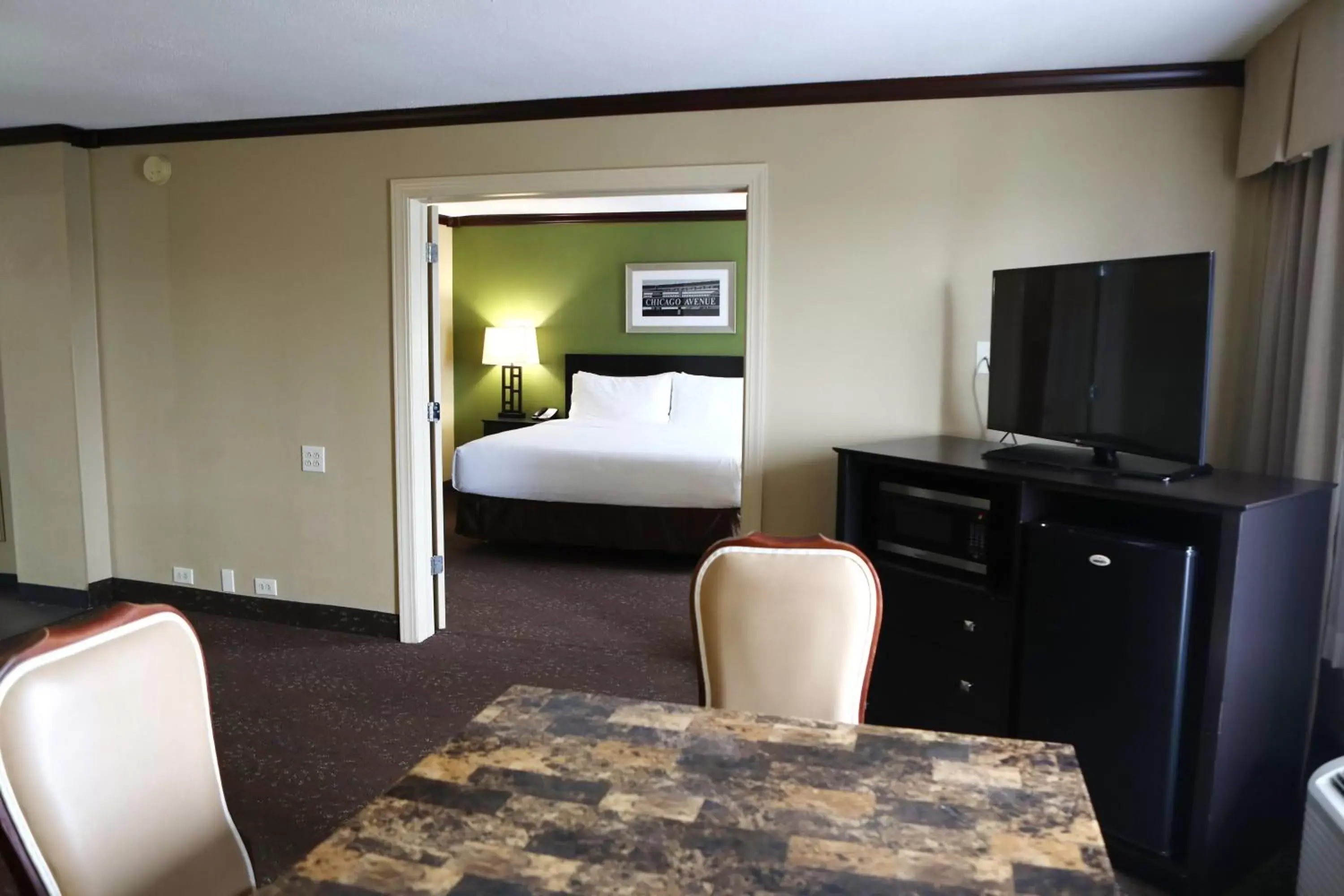 Photo of the whole room, Bed in Holiday Inn Chicago/Oak Brook, an IHG Hotel