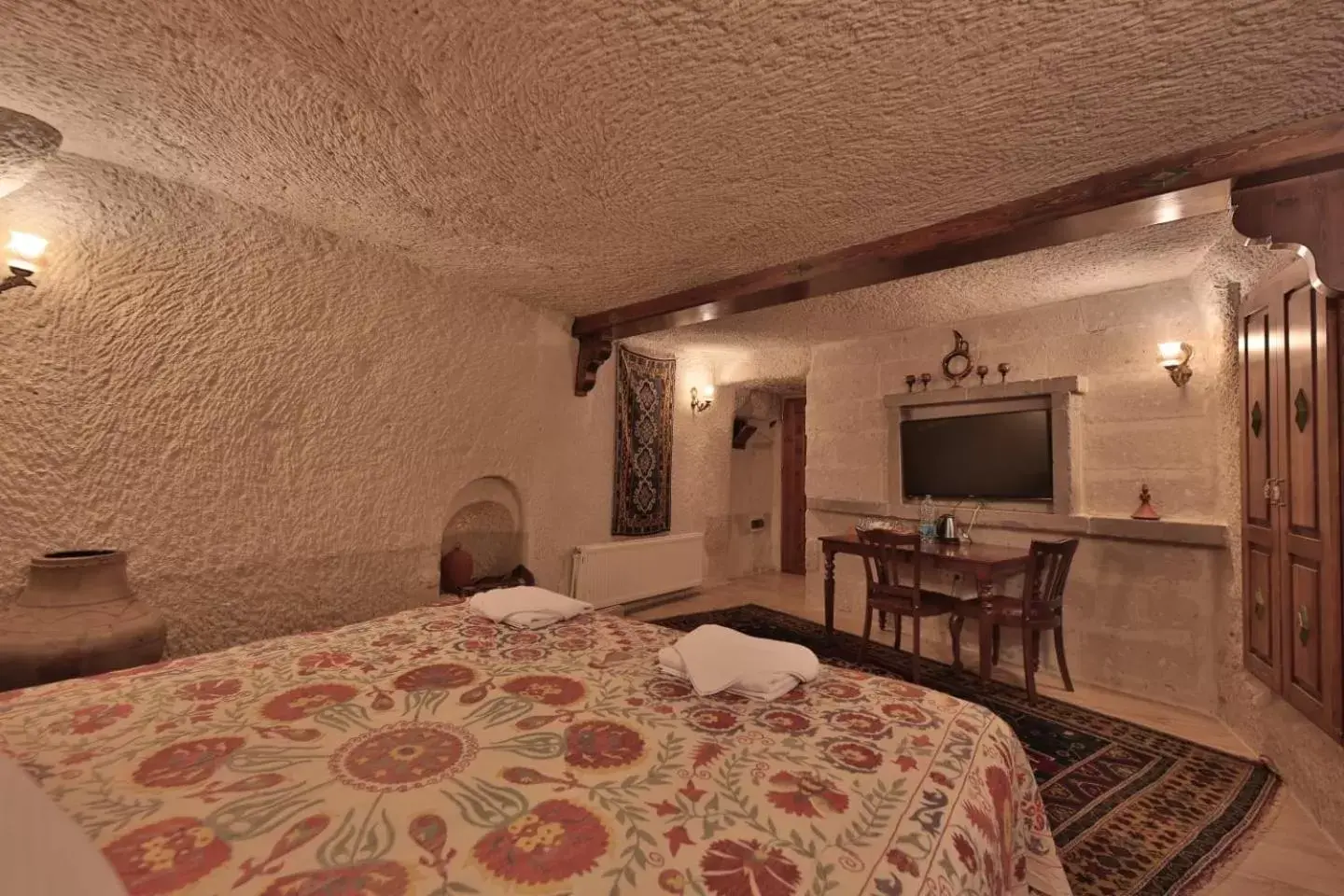 Bedroom, Bed in Local Cave House Hotel