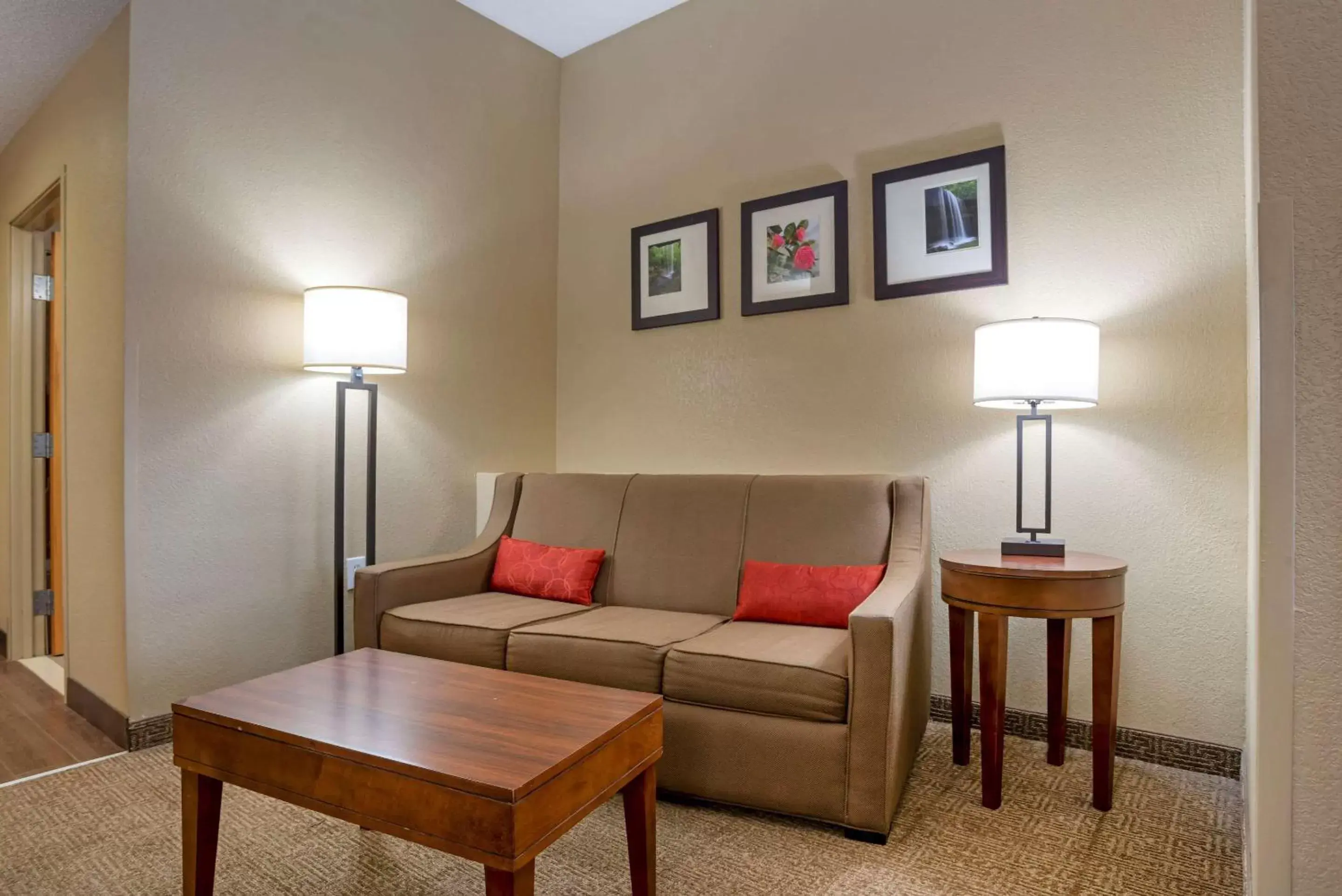 Photo of the whole room, Seating Area in Comfort Suites Oxford I-20 exit 188