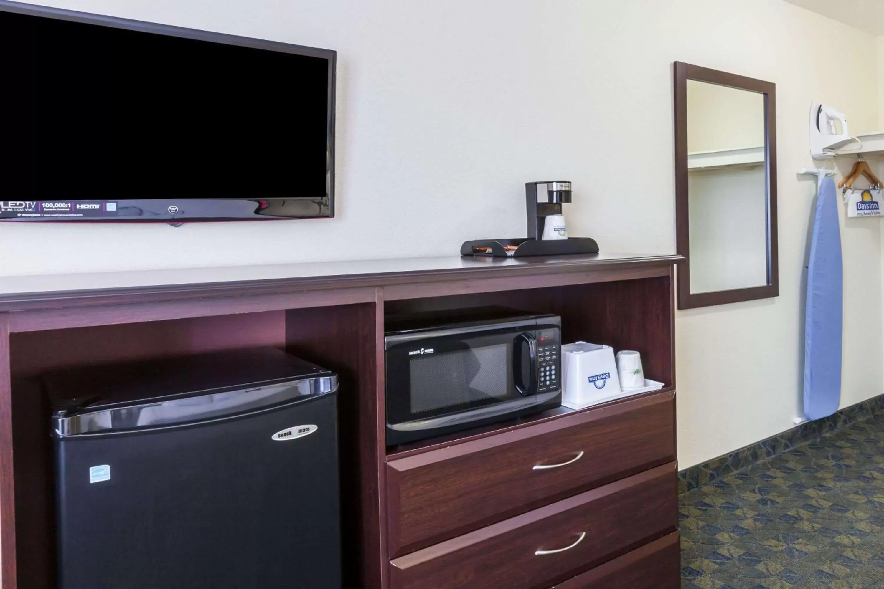 Photo of the whole room, TV/Entertainment Center in Days Inn by Wyndham Santa Maria