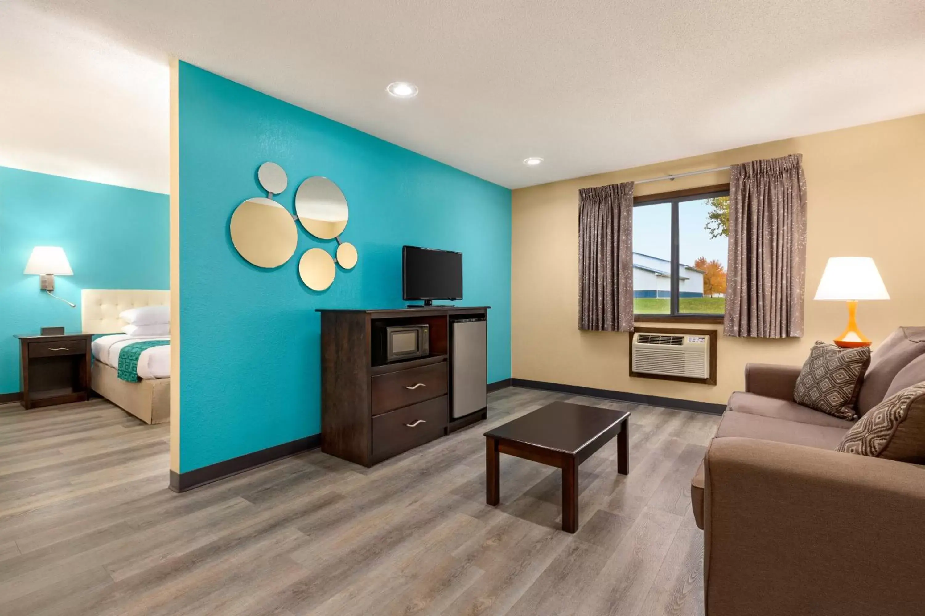 TV/Entertainment Center in Howard Johnson by Wyndham Waterloo/Cedar Falls