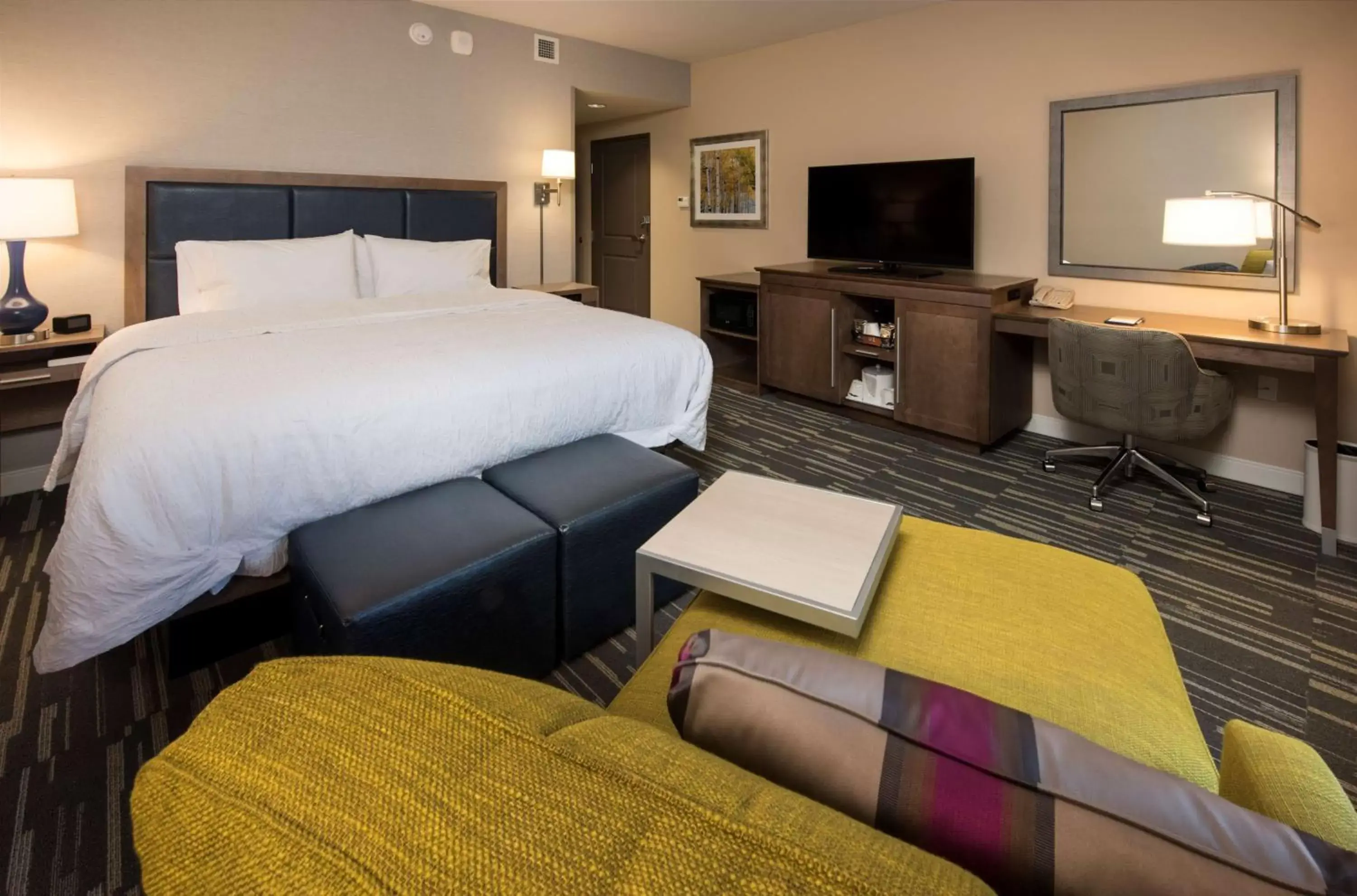 Bed in Hampton Inn & Suites Seattle/Redmond Wa