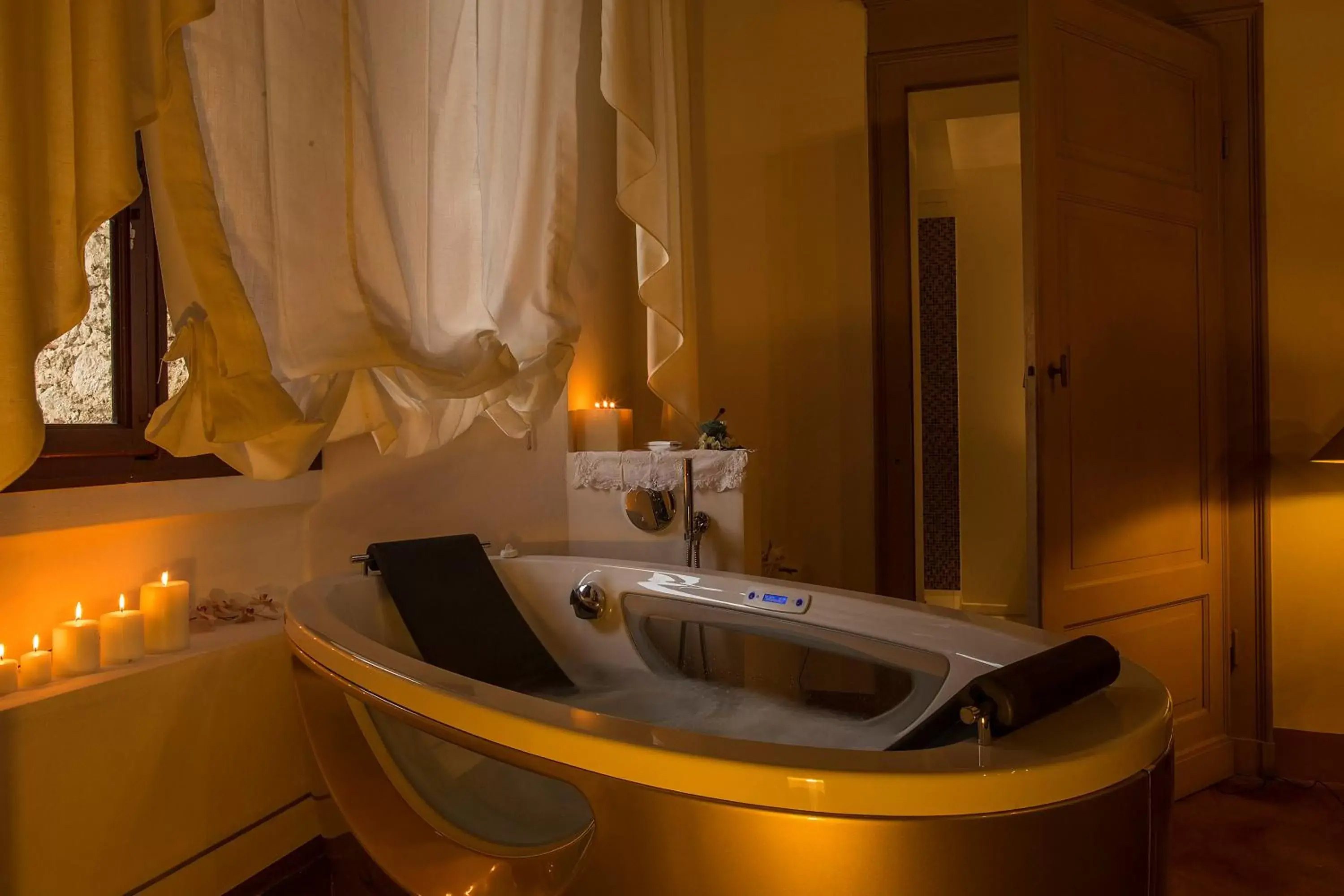 Hot Tub, Bathroom in Castello del Capitano delle Artiglierie