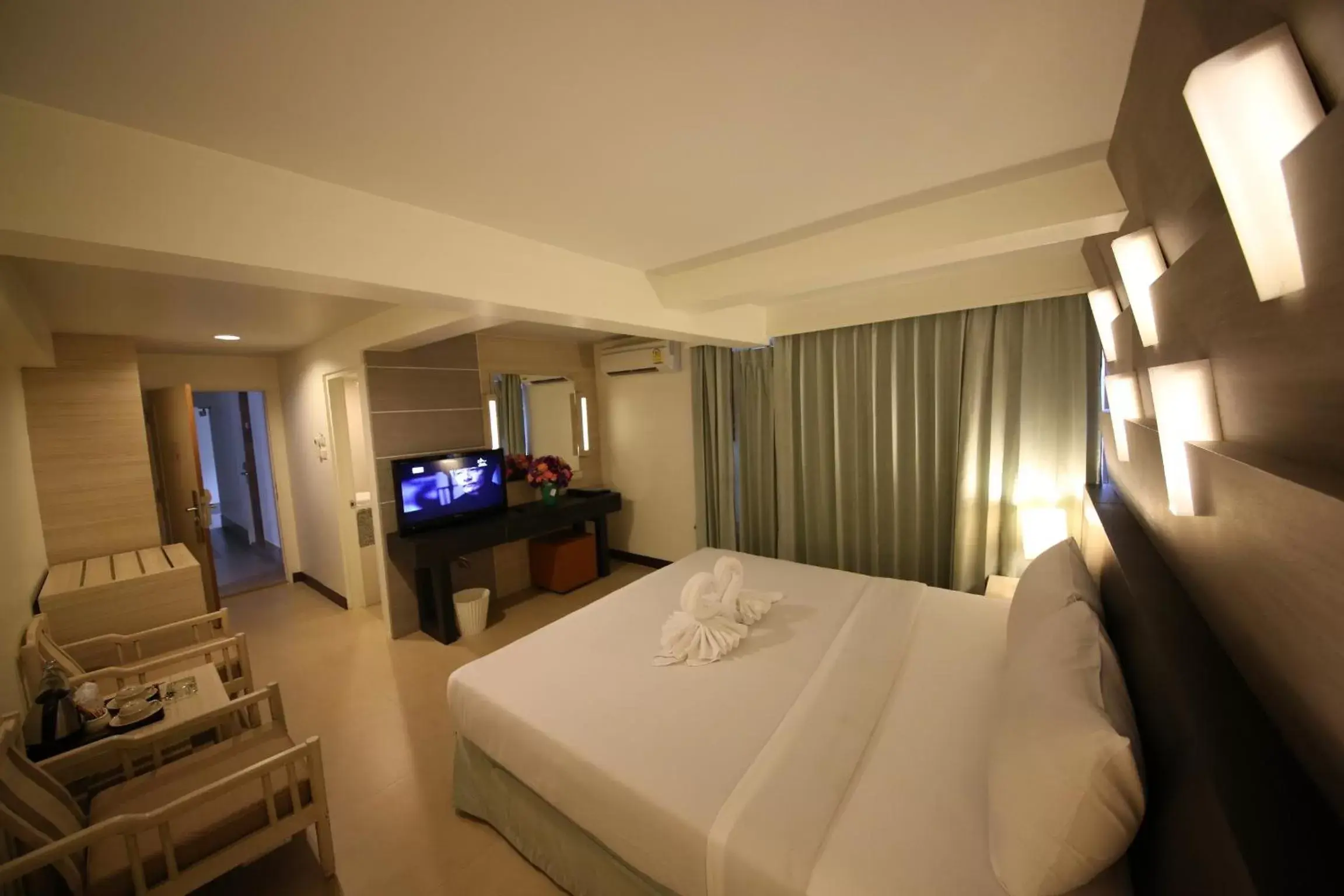 Bed, TV/Entertainment Center in Sunshine Hotel & Residences - SHA Plus