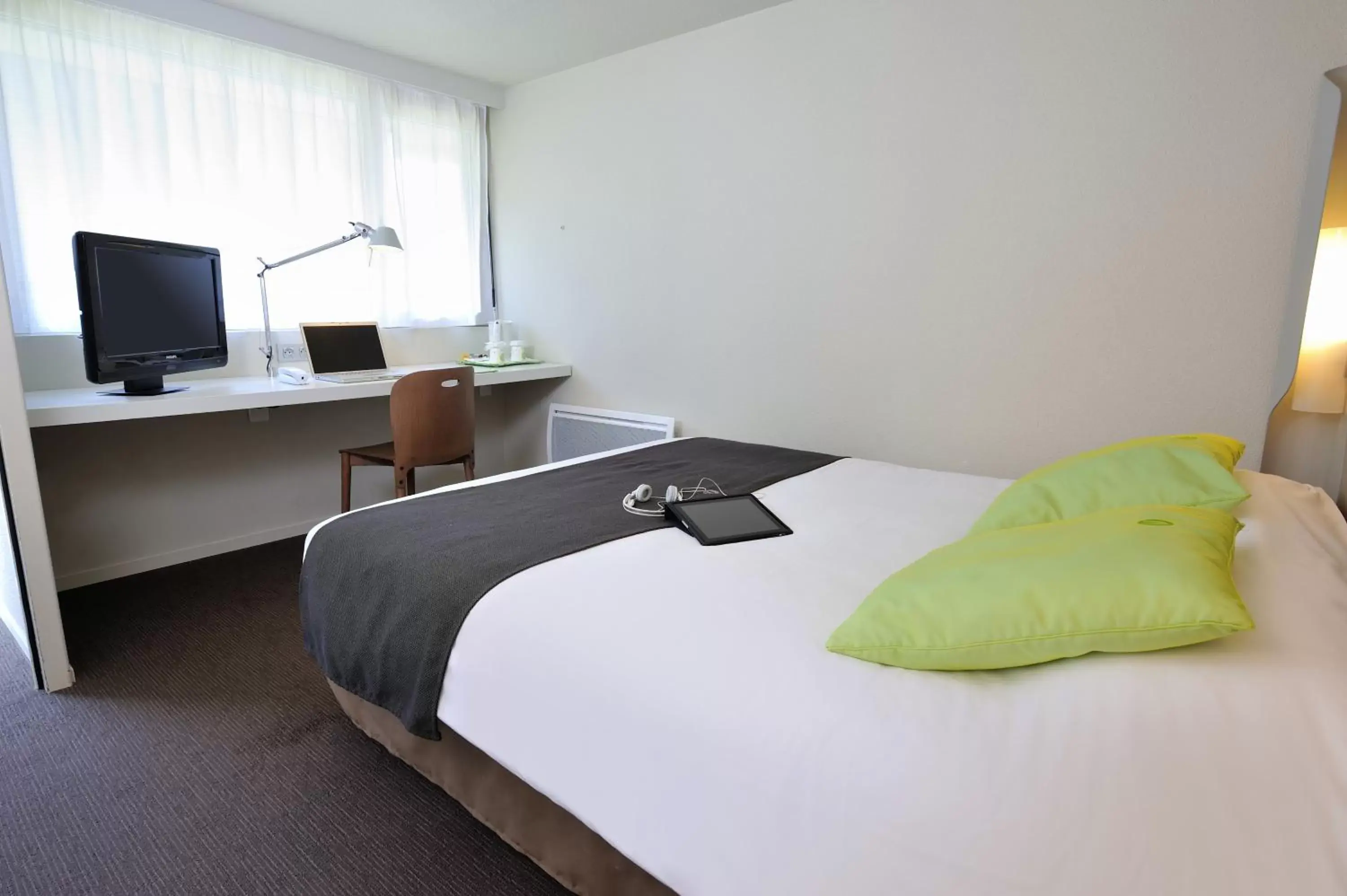 Photo of the whole room, Bed in Campanile Lorient - Lanester Photo of the whole room, Bed in Campanile Lorient - Lanester