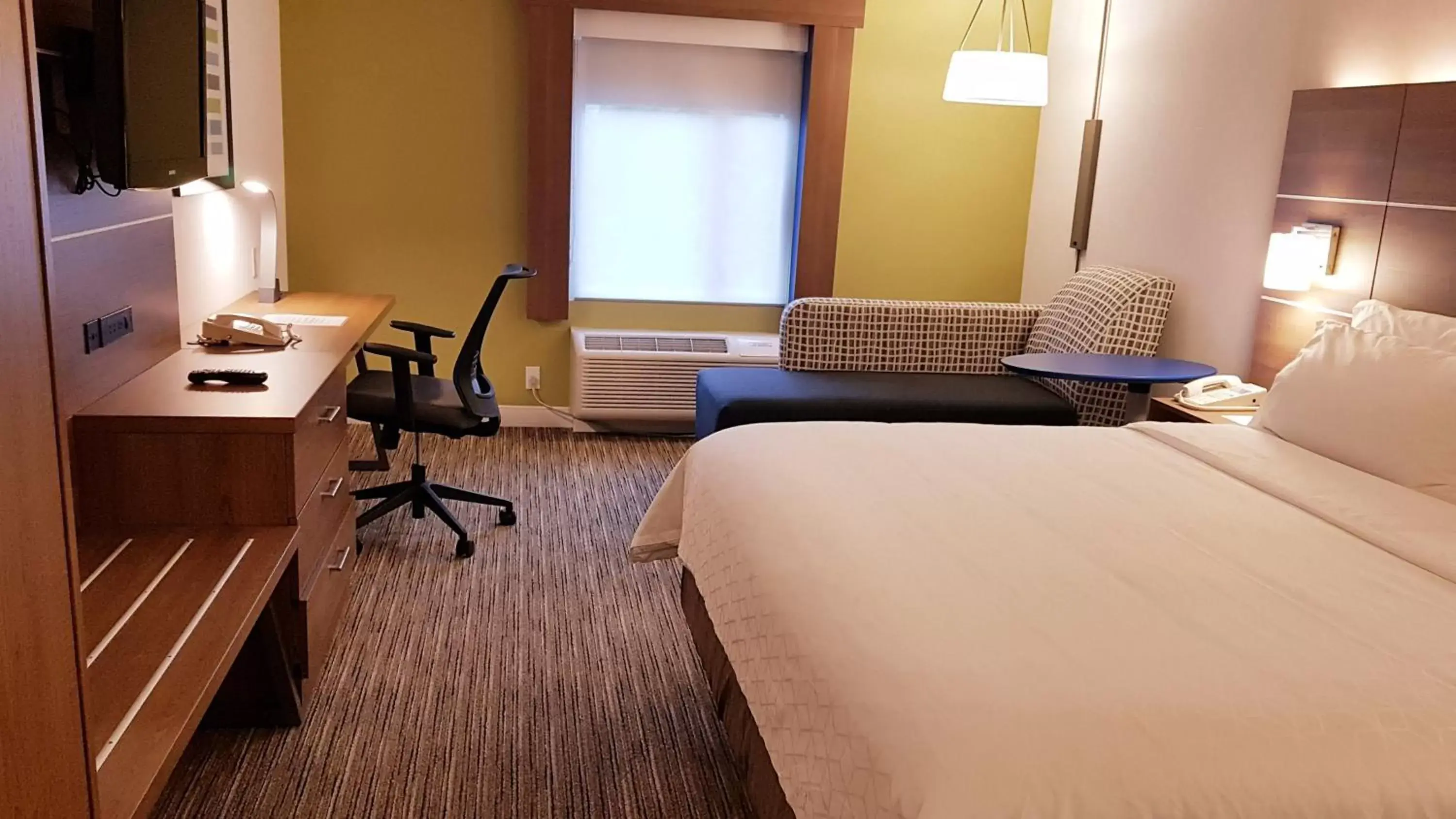 Photo of the whole room, Bed in Holiday Inn Express and Suites Surrey, an IHG Hotel