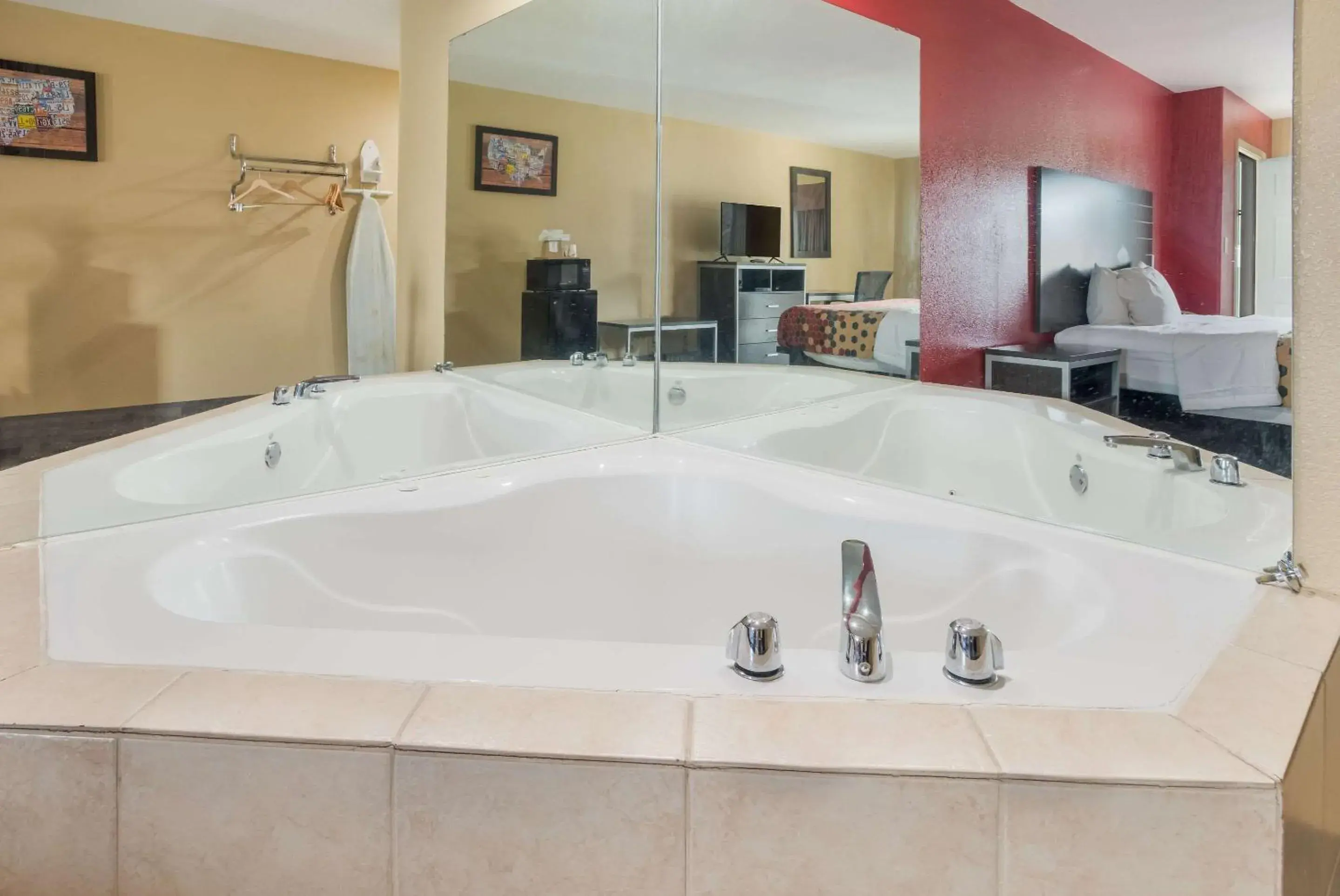 Bedroom, Bathroom in Econo Lodge Lake Charles University Area