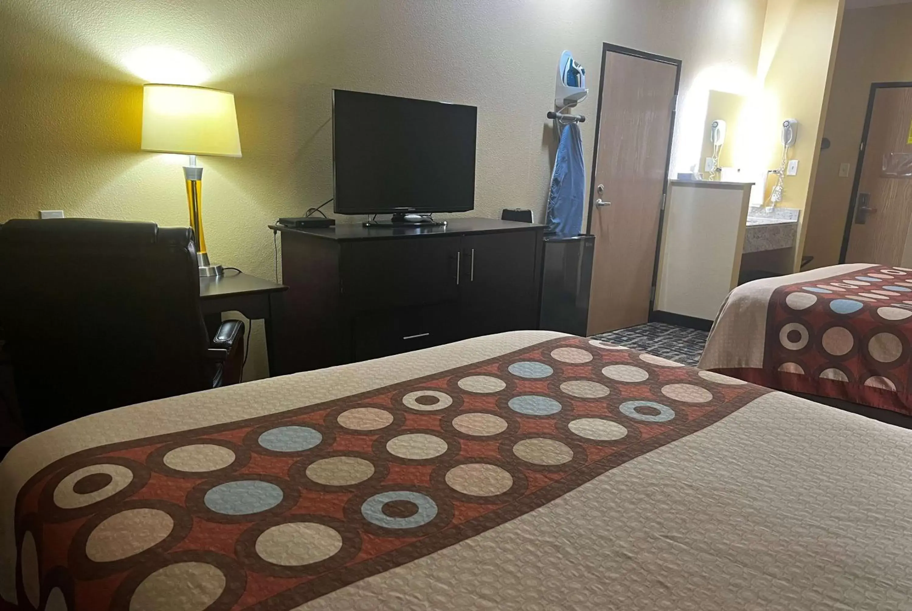 Photo of the whole room, Bed in Super 8 by Wyndham Pasadena